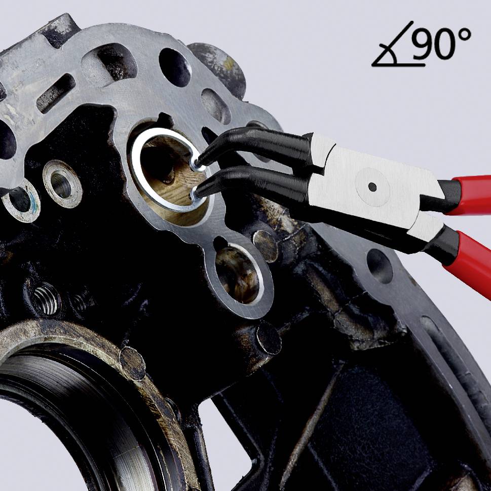 Zwei schwarze und rote Zangen entfernen einen Ring aus einem metallischen Maschinenteil in einem Winkel von weniger als 90 Grad.