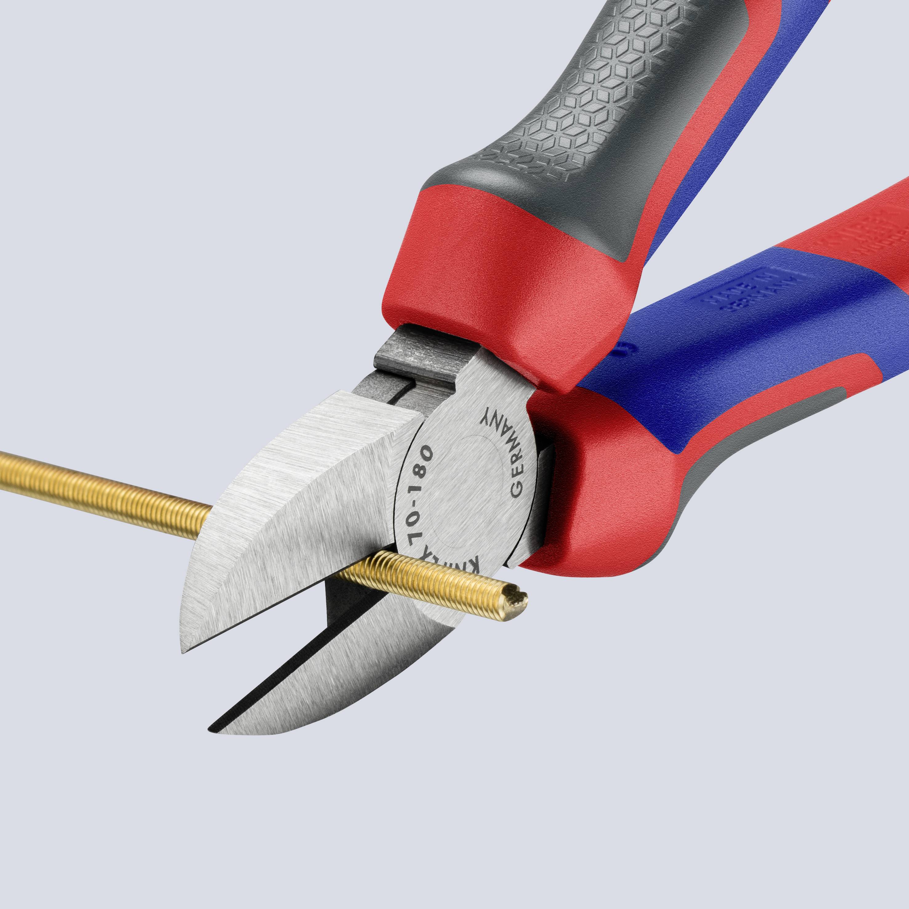 Eine Zange schneidet einen Metallstab. Das Werkzeug hat rote und blaue Griffe und ist ergonomisch geformt.