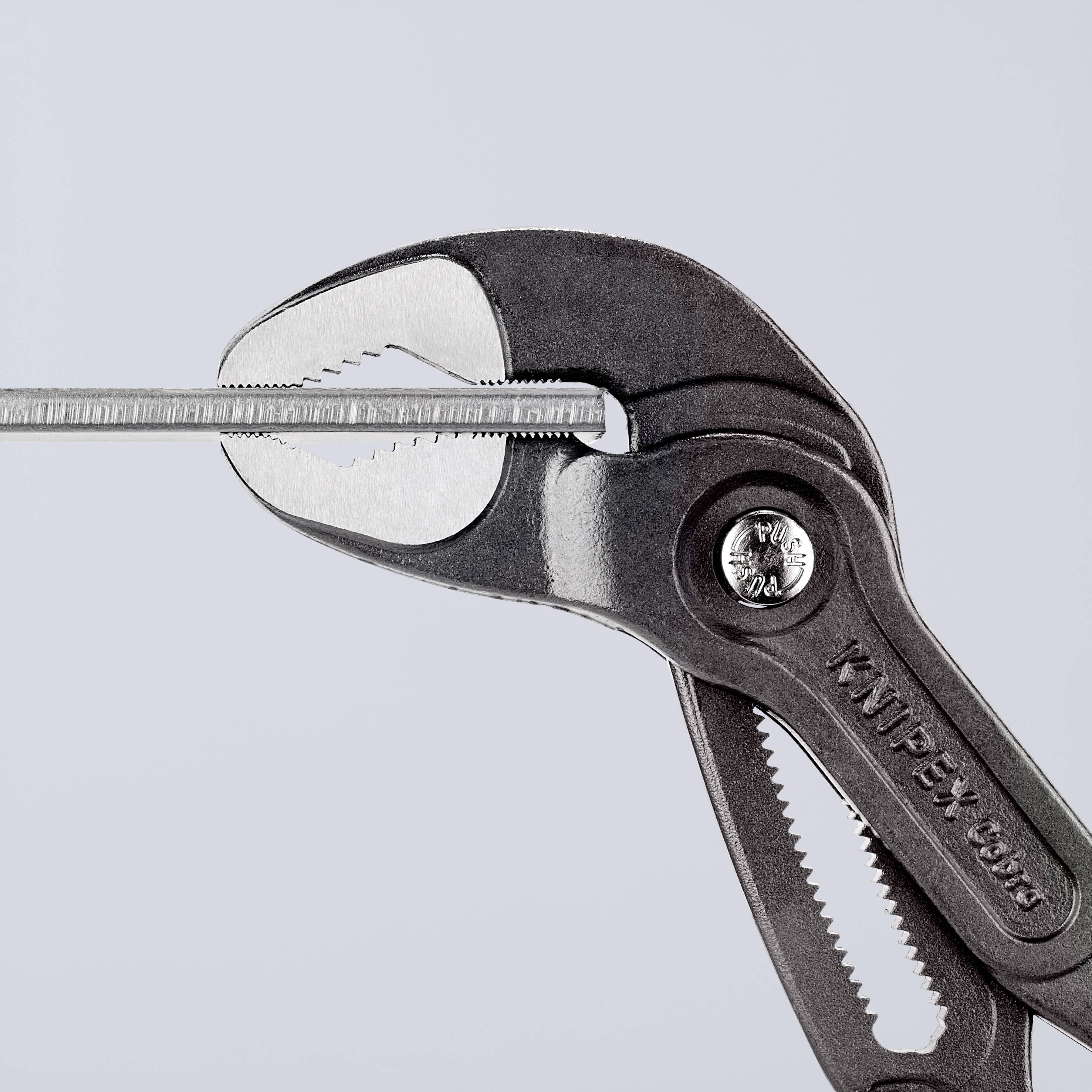 Eine verstellbare Zange mit geöffneter Backe hält einen schmalen Metallstab. Auf der Zange ist 'Knipex' zu erkennen.