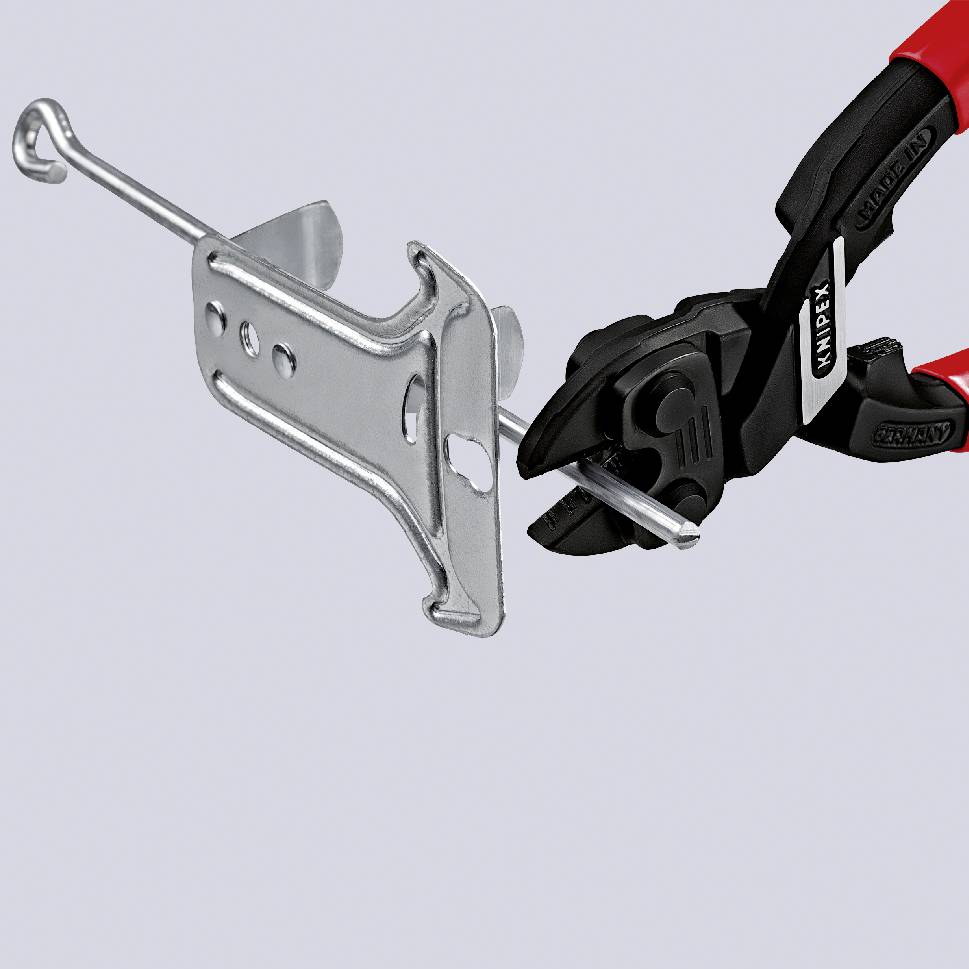 Eine rote Kabelschere schneidet ein silbernes Metallstück mit Haken.