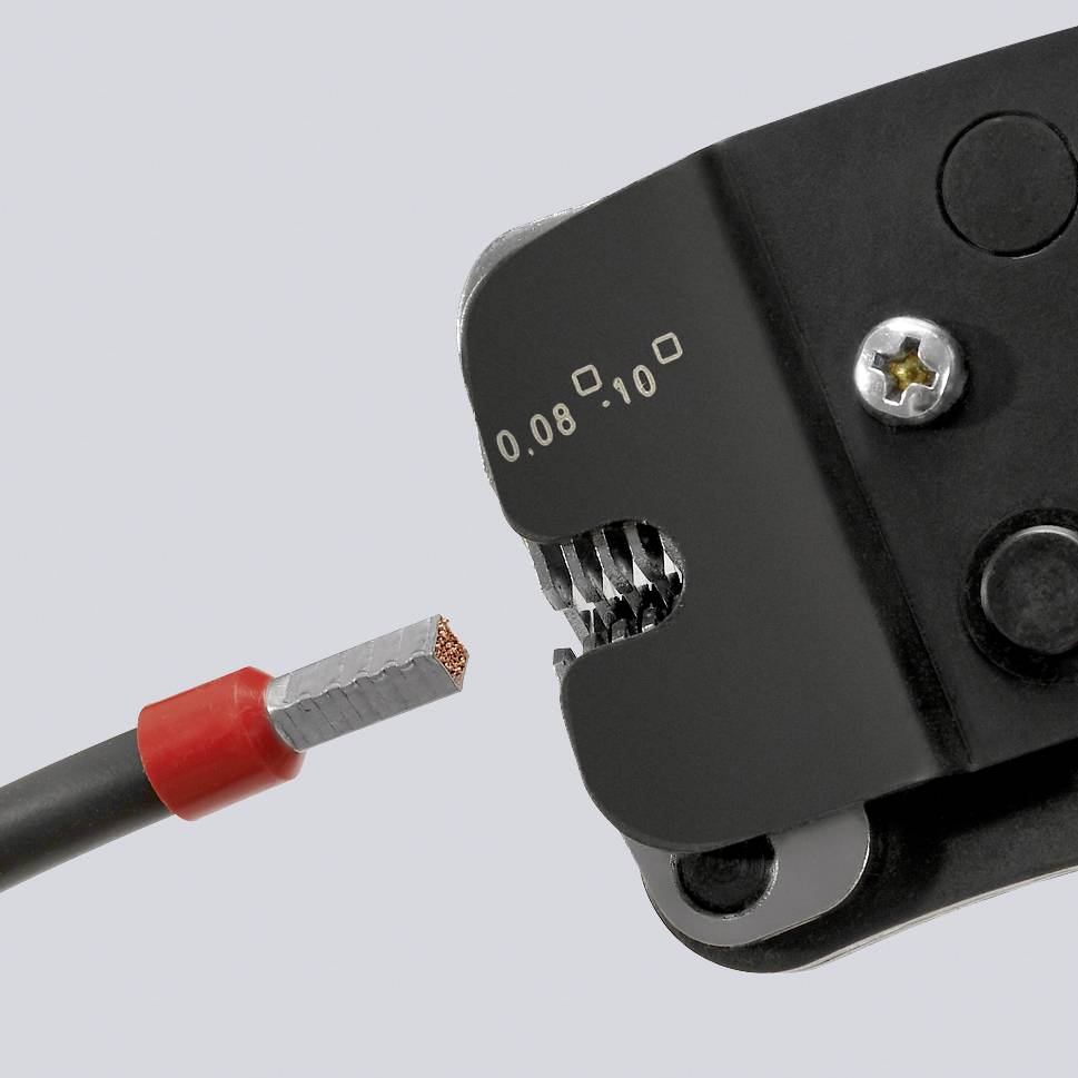 Eine Zange schneidet ein Kabel ab. Das Kabel ist rot ummantelt, und die Zange zeigt eine Präzisionseinstellung von '0,08 – 10'.