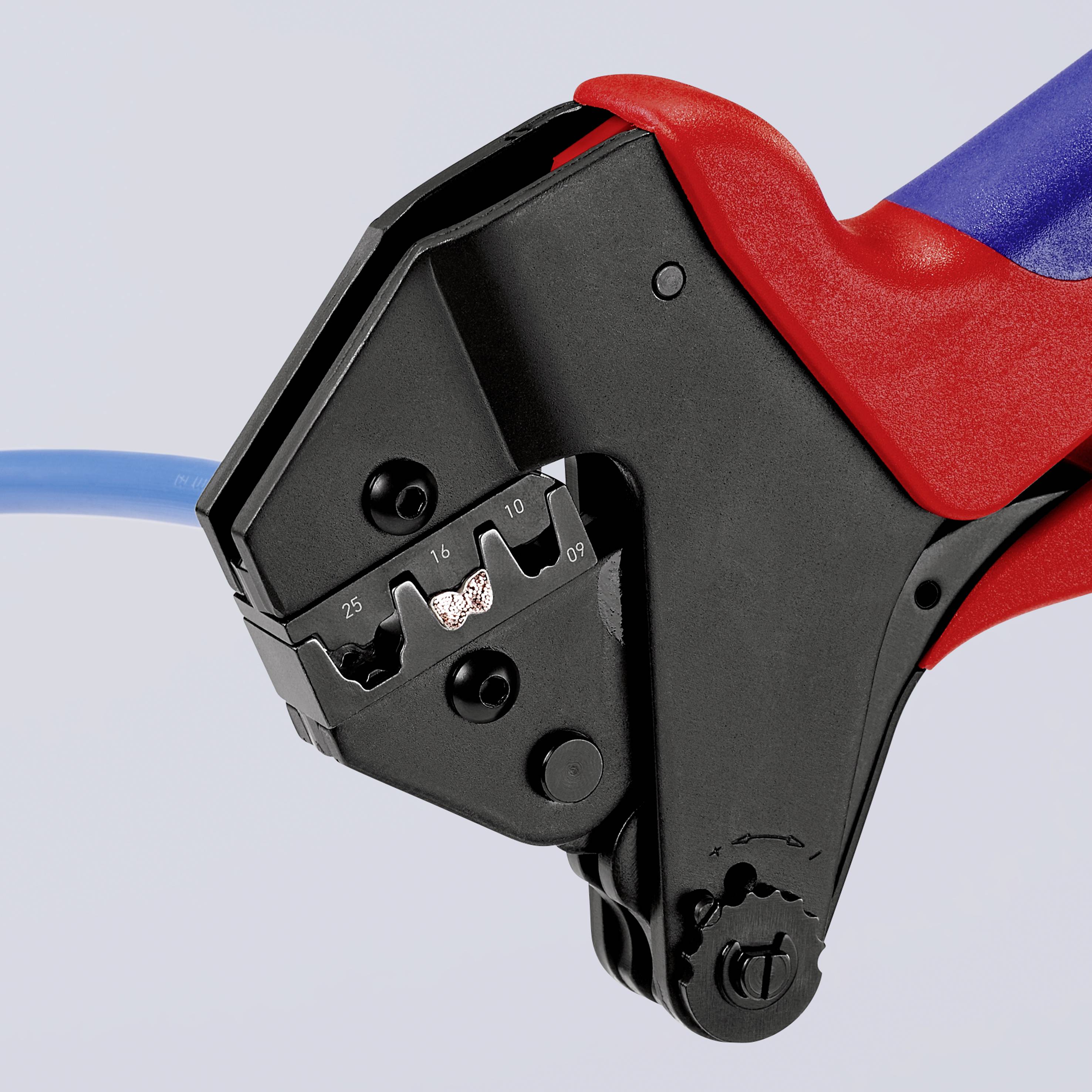 Eine Crimpzange presst ein Metallstück an ein blaues Kabel. Sie zeigt die Größenmarkierungen '2.5' und '1.5' auf der Zange.
