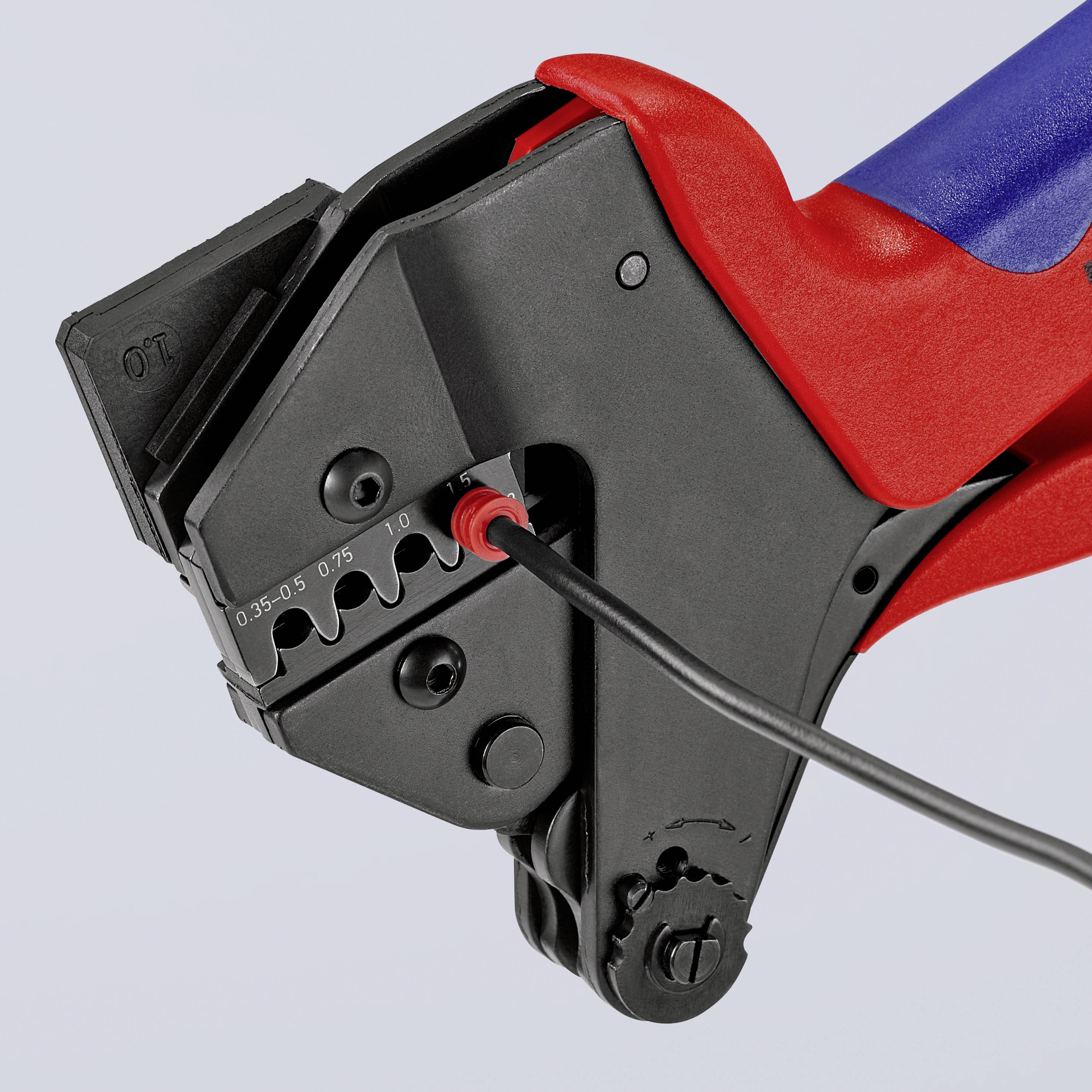 Eine rote Kabelcrimpzange mit schwarzem Griff zeigt die Skala und den Mechanismus, der das Crimpen unterschiedlicher Kabel ermöglicht.