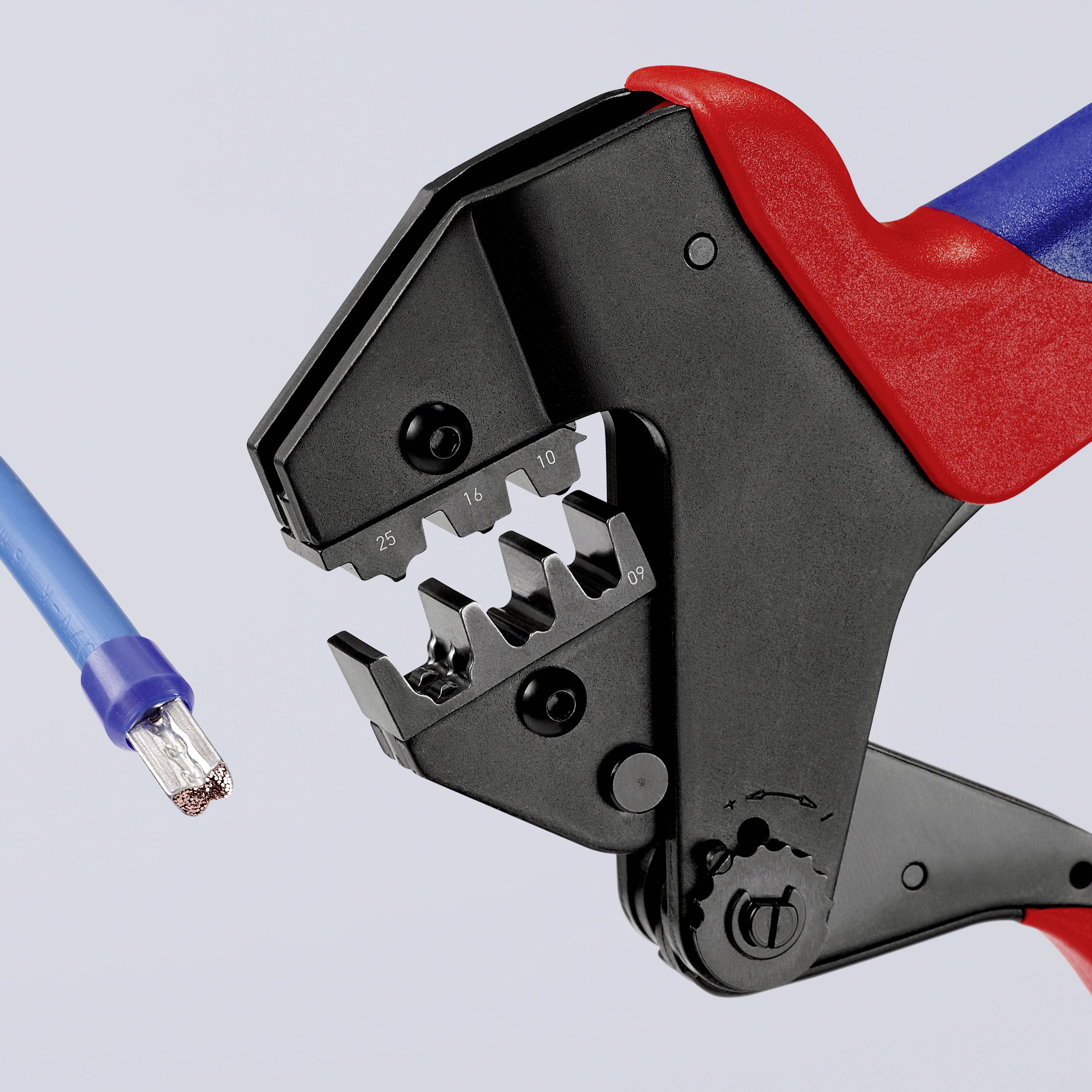 Zange mit rot-schwarzem Griff zeigt auf blaues Kabel. Das Kabel ist abisoliert und bereit zum Crimpen, Werkzeugdetails sichtbar.