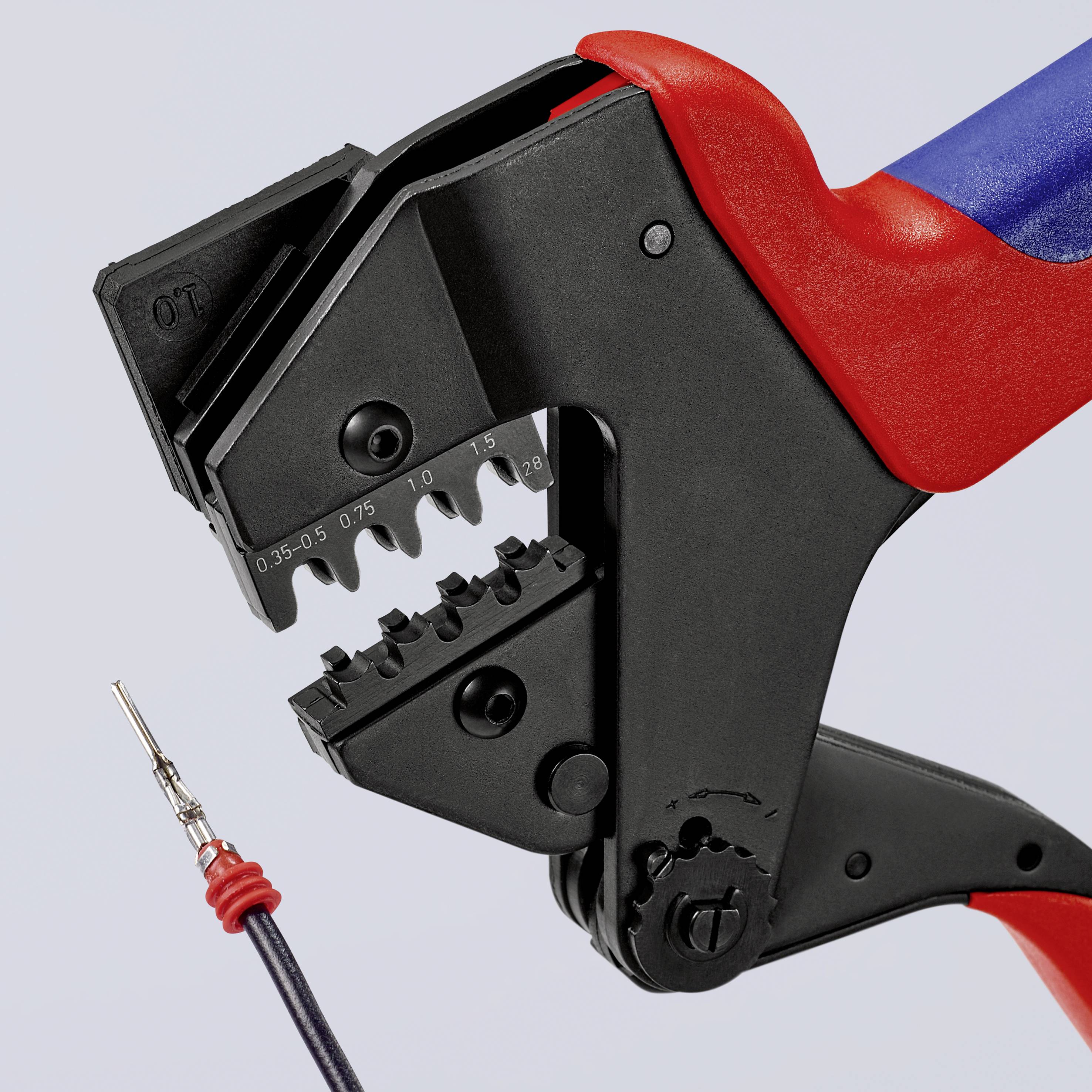 Eine rote und blaue Crimpzange hält ein Kabel mit einem Metallstecker. Das Werkzeug wird zum Anschluss von Kabeln und Steckern verwendet.