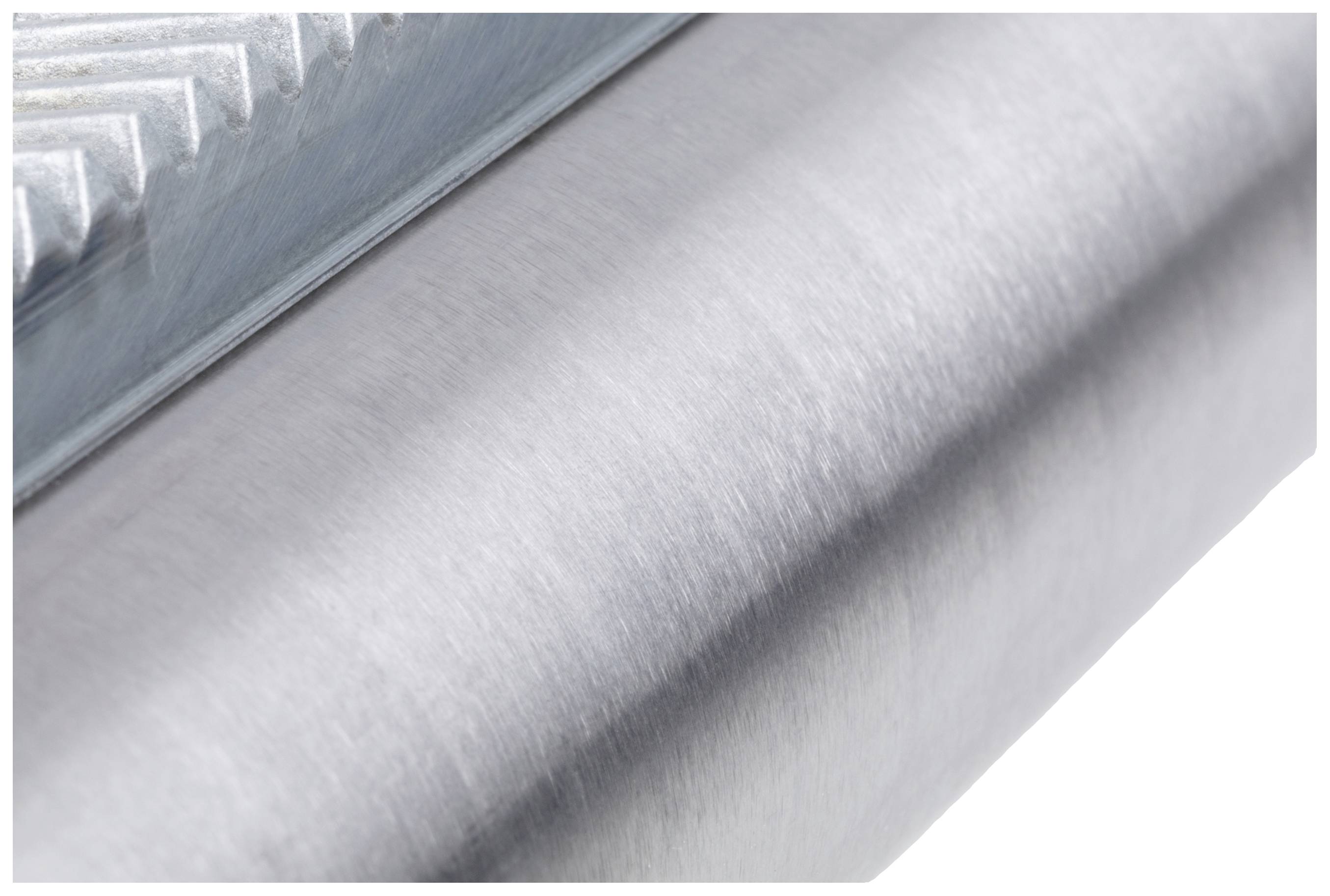 Nahaufnahme einer gebürsteten Metalloberfläche, die eine glänzende und strukturierte Textur zeigt.