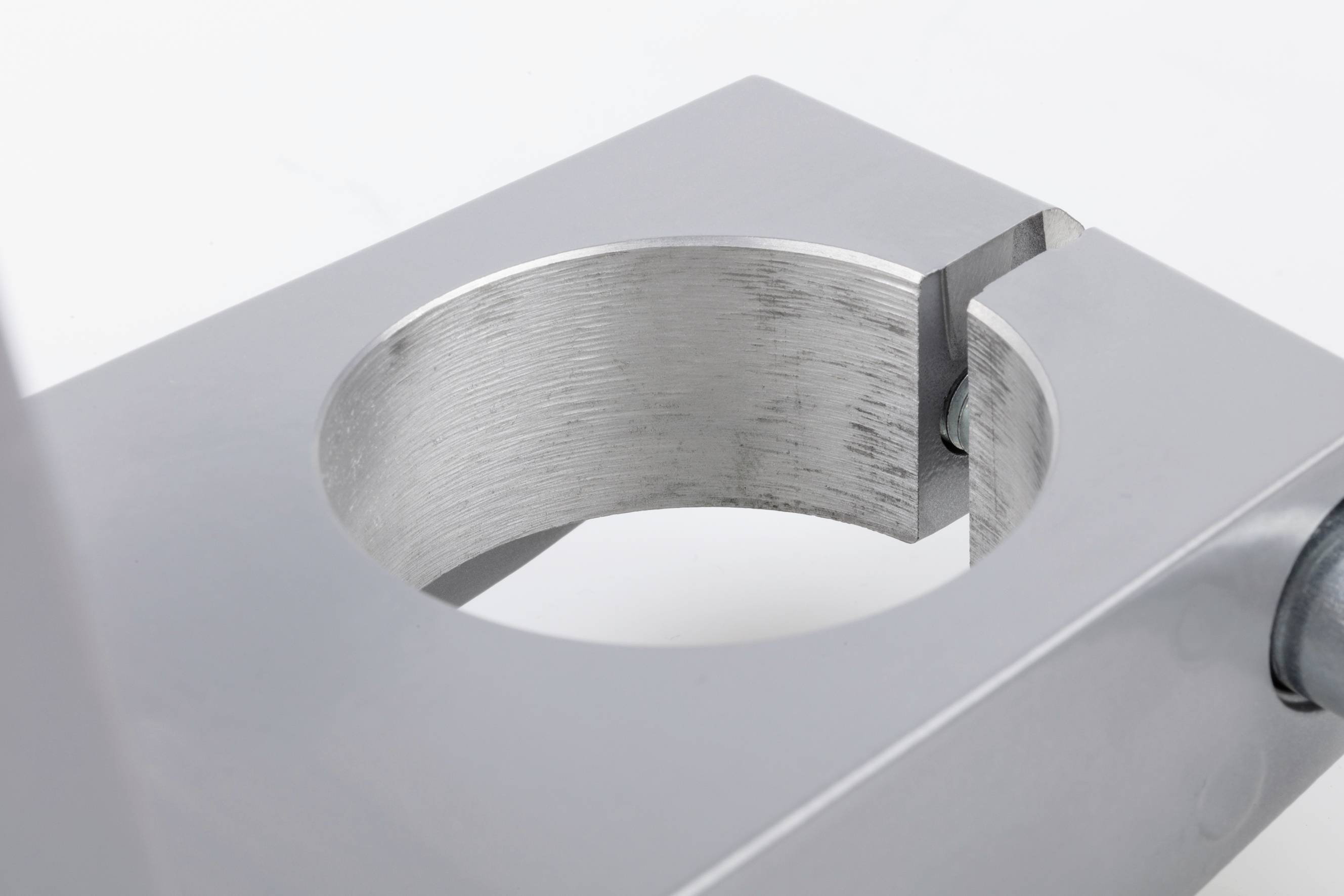 Metallene Klemme mit kreisförmiger Öffnung, geeignet zum Befestigen von zylindrischen Objekten. Hochglanzpolierte Oberfläche.