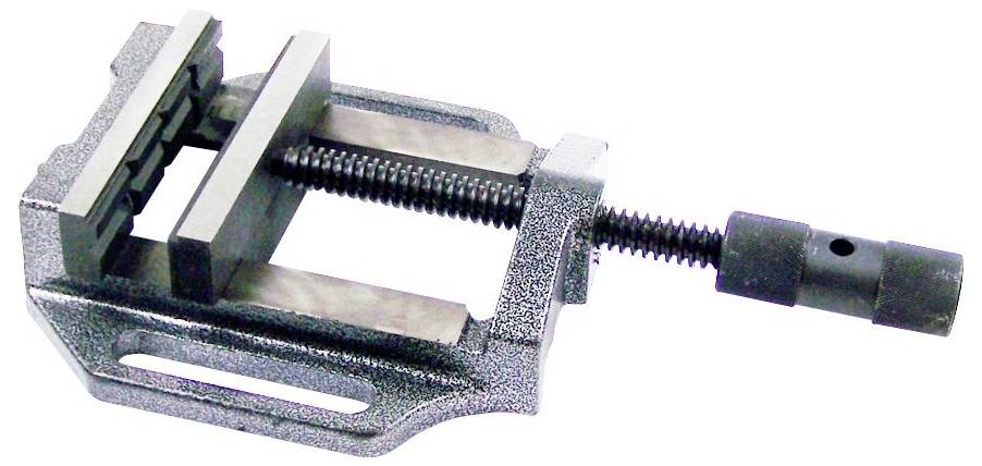 Eine Metallschraubzwinge mit Schraubmechanismus, die dazu ausgelegt ist, Objekte während Tätigkeiten wie Sägen oder Bohren zu fixieren.