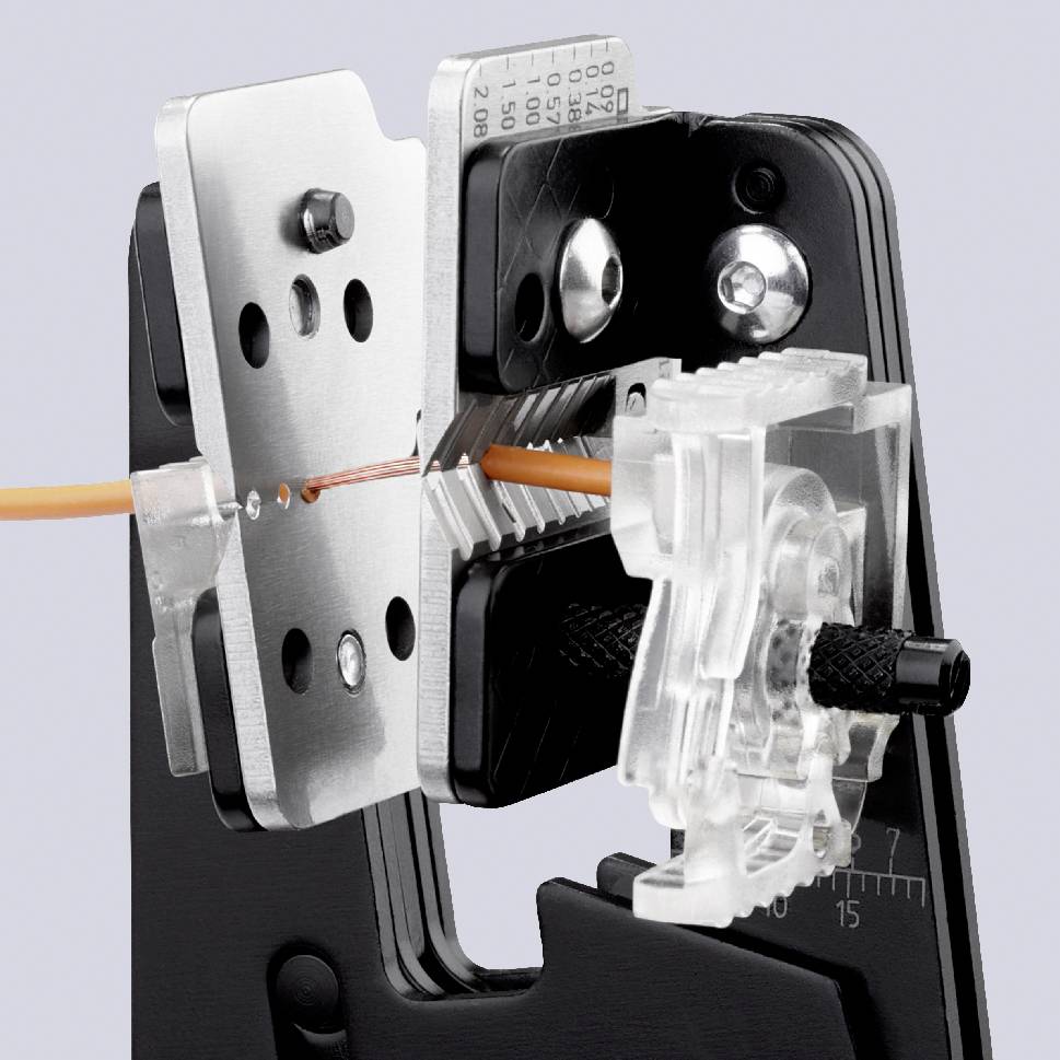 Ein Werkzeug zum Abisolieren von Kabeln. Links wird das Kabel in ein Schlitzsystem eingeführt und rechts präzise abisoliert.