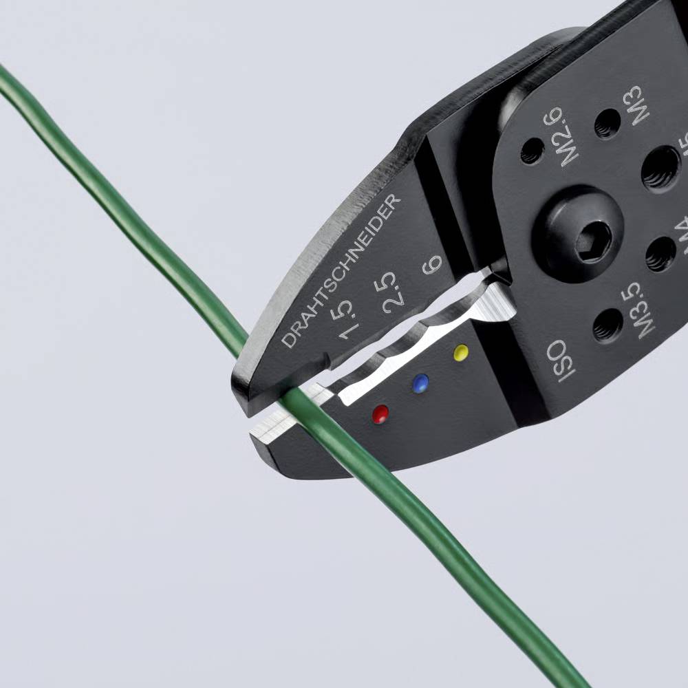 Drahtzange klemmt einen grünen Draht und zeigt Messwerte auf dem Werkzeug.