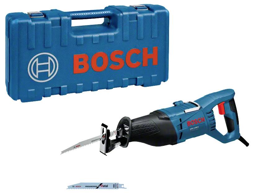 Eine blaue Bosch-Stichsäge mit einem Sägeblatt und einem blauen Transportkoffer. Die Säge hat einen ergonomischen Griff, und „BOSCH
