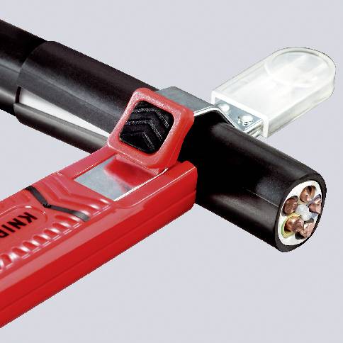 Ein Kabelschneider schneidet ein dickes schwarzes Kabel mit sichtbaren Kupferdrähten, Symbol für Elektrizität und Handwerk.