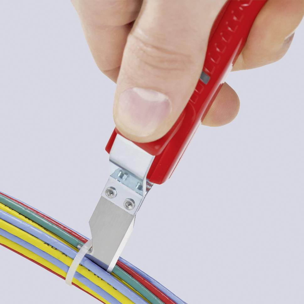 Eine Hand hält ein rotes Werkzeug, das Kabel mit farbigen Isolierungen schneidet.