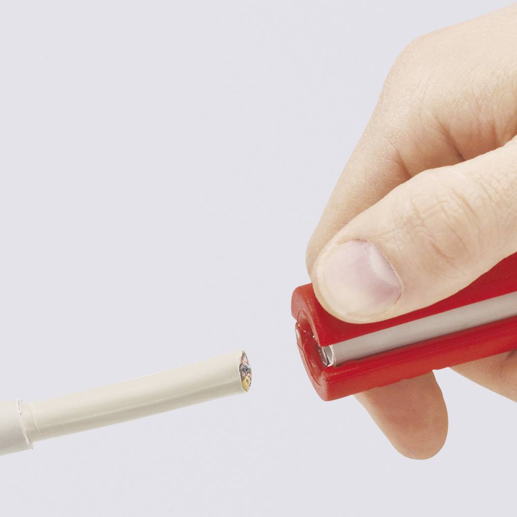 Eine Hand hält einen roten Kabelschneider und schneidet ein weißes Kabel, das vom linken Bildrand herkommt.