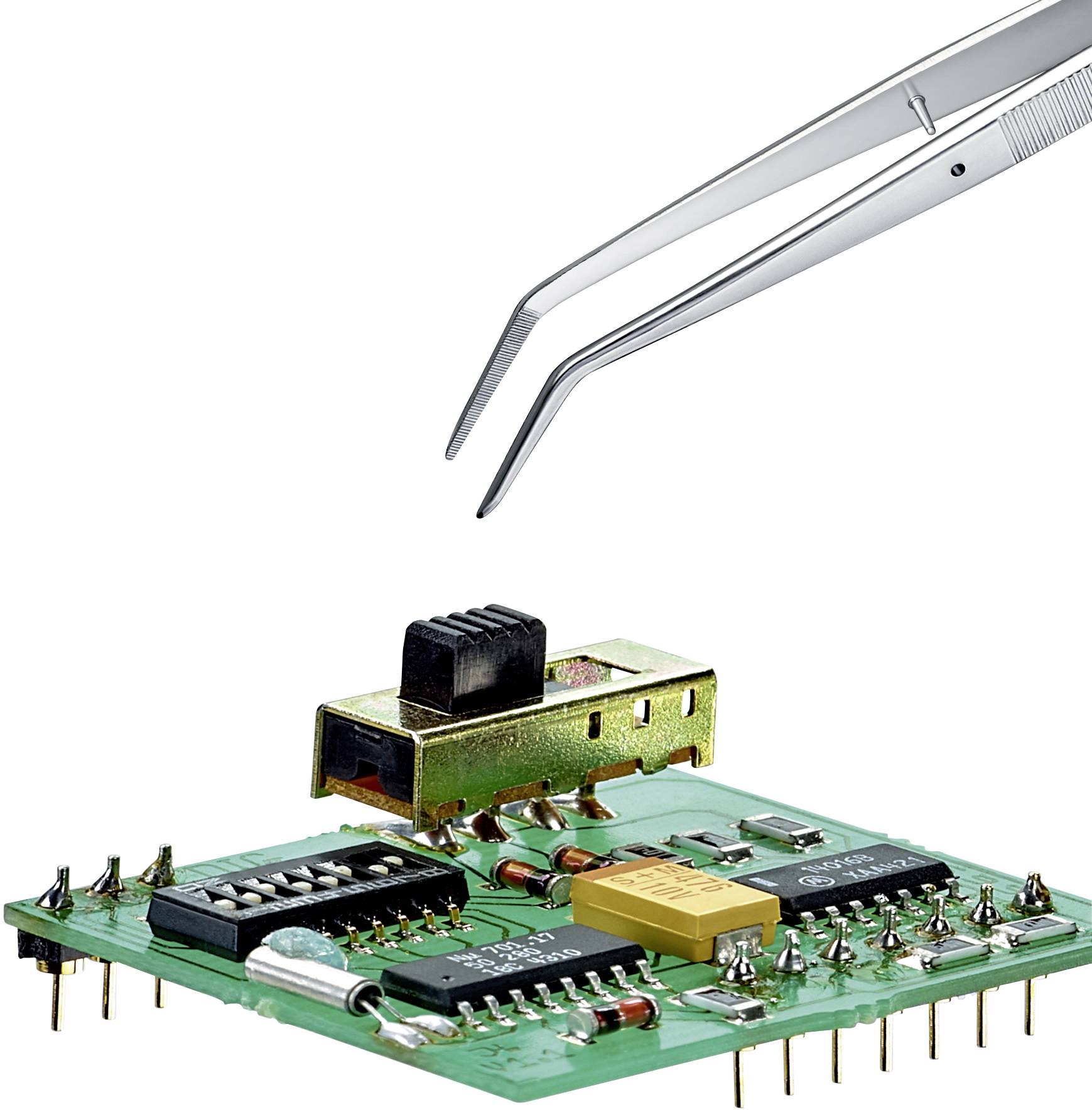 Eine grüne Leiterplatte mit integrierten Schaltkreisen und einem Ethernet-Anschluss, darüber eine Pinzette beim Platzieren eines Bauteils.