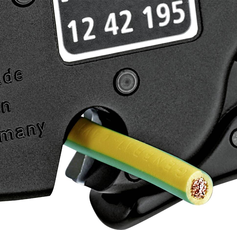 Nahaufnahme einer Abisolierzange, die ein gelb-grünes Kabel für die elektrische Verdrahtung bearbeitet. Teile des Kabels freigelegt.