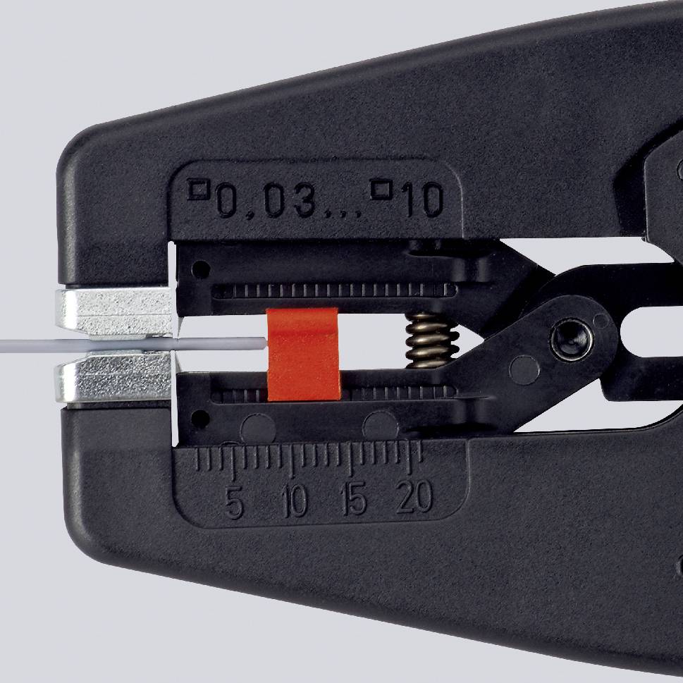 Eine schwarze Abisolierzange zieht die Isolierung von einem weißen Kabel ab. Die Zange zeigt Messmarkierungen für Präzision.