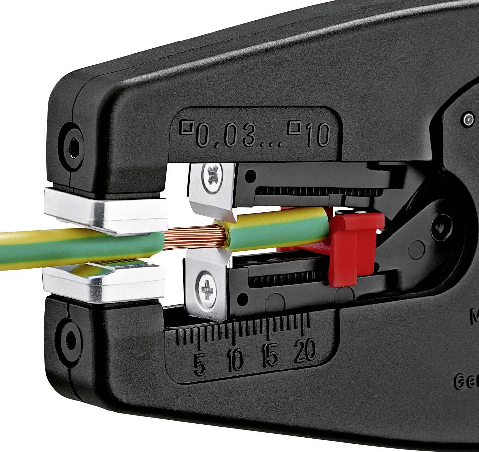 Nahaufnahme eines Abisolatierwerkzeugs, das ein grünes Kabel einspannt und Kupferlitzen freilegt, mit sichtbaren Skalierungsmarkierungen.