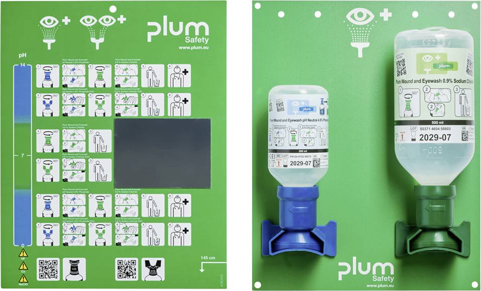 Sicherheitszeichen für Plüm Safety Augenspülstationen nebeneinander: links ein Bedienungsanleitung-Poster, rechts montierte Augenspülflaschen mit Etiketten und Symbolen.