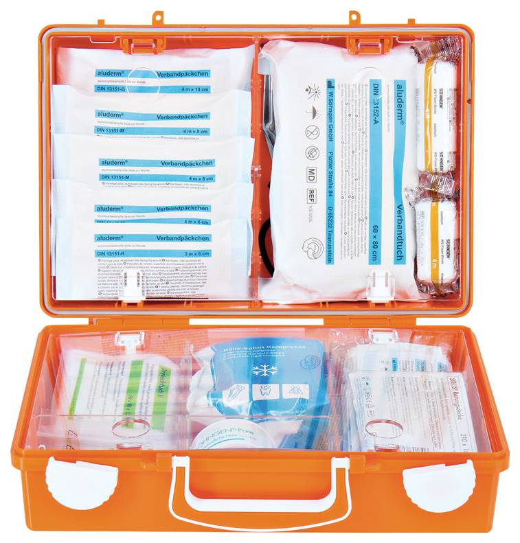 Offene orange Erste-Hilfe-Tasche mit assortiert sterilen Verbandsmaterialien, Verbandsmitteln, Handschuhen und medizinischen Versorgungsmaterialien ordnungsgemäß verpackt im Inneren.