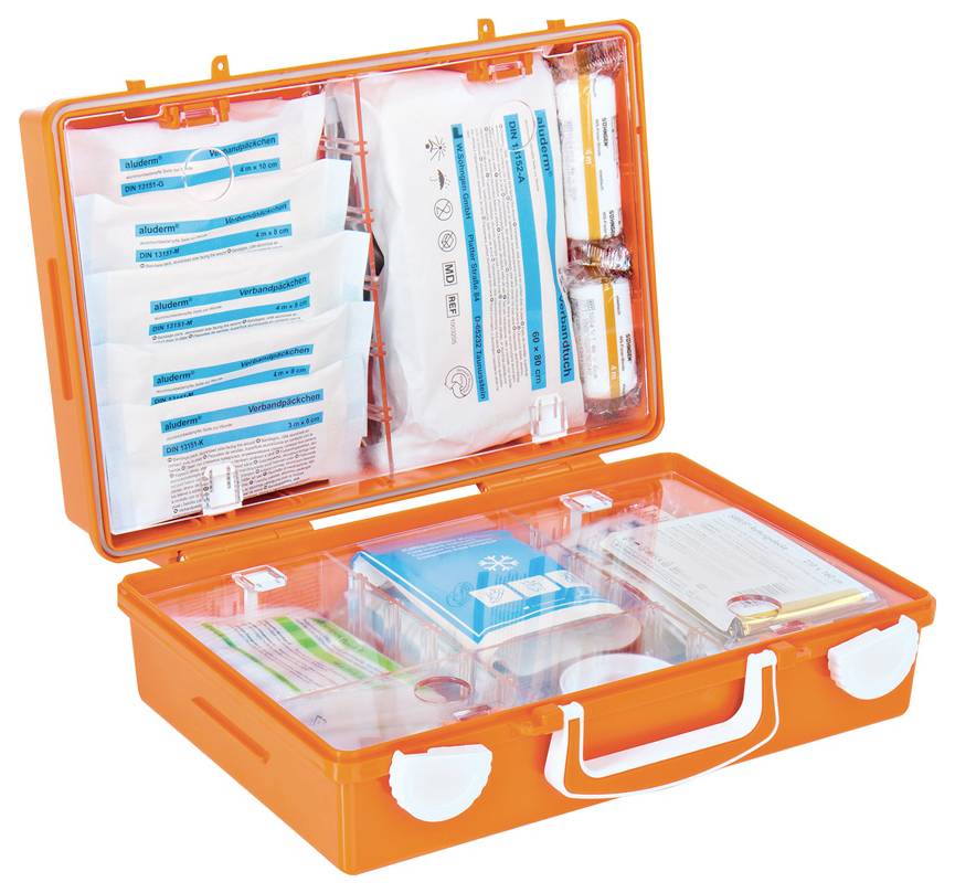 Oranger Erste-Hilfe-Koffer offen mit verschiedenen Medizinprodukten, Verbandsmaterialien, Tüchern und verpackten sterilen Artikeln im Inneren.