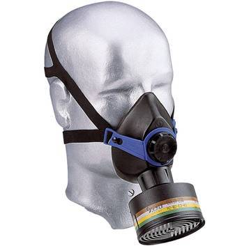 Eine graue Büste trägt eine Atemschutzmaske mit einem runden Filter vorne. Die Maske hat schwarze und blaue Details.