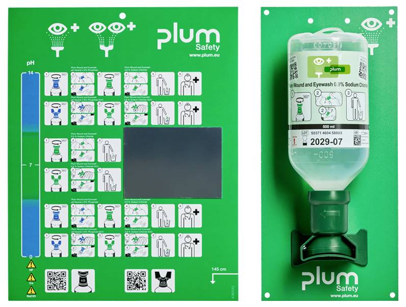 Plum Safety Augenspülung und Duschführungs-Poster neben einer montierten Notfall-Augenspülflasche auf grünem Hintergrund.