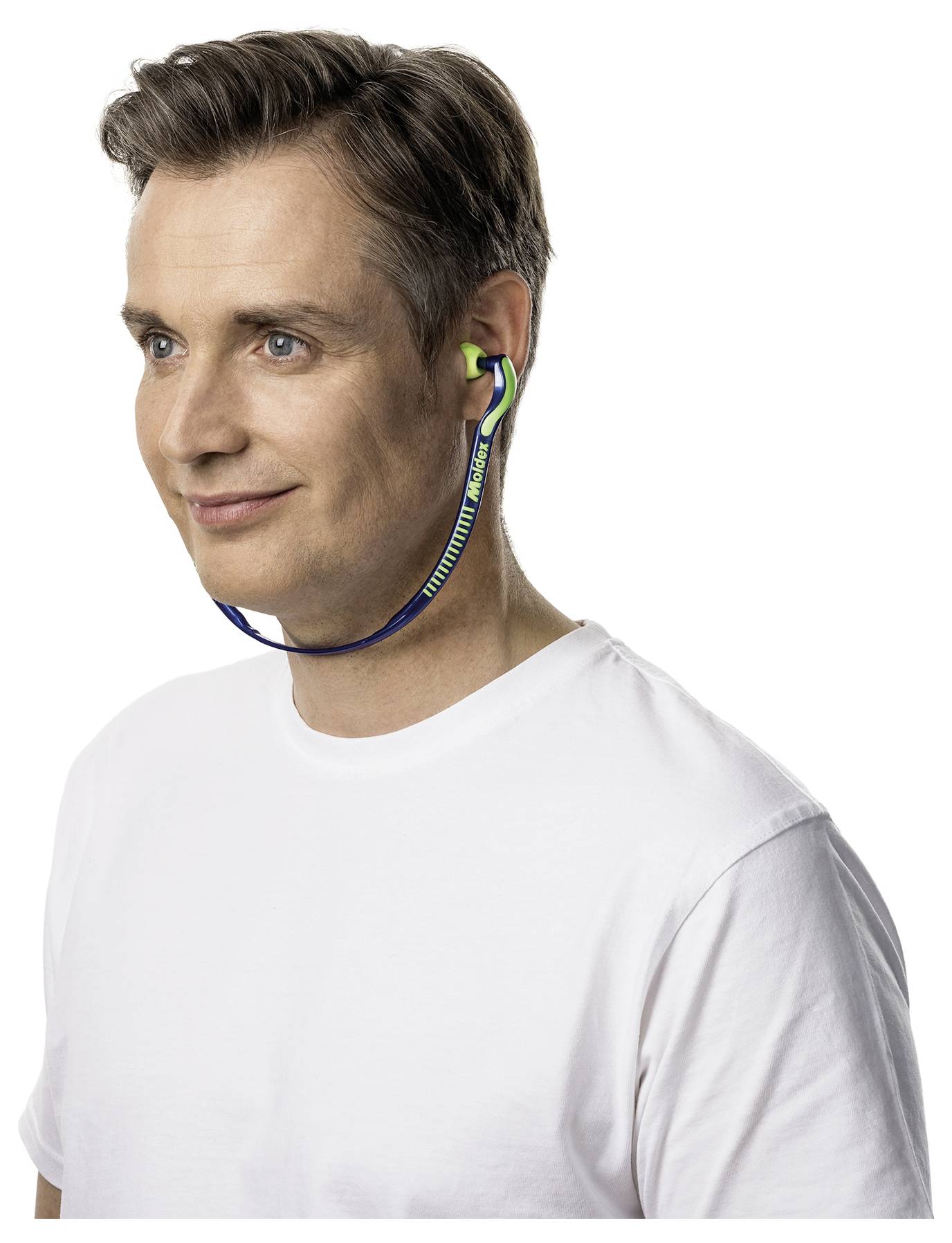 Mann, der ein weißes Hemd und grün-blaue Kopfhörer mit Kabel trägt. Sein Blick ist nach rechts gerichtet, was Konzentration oder Nachdenken suggeriert.