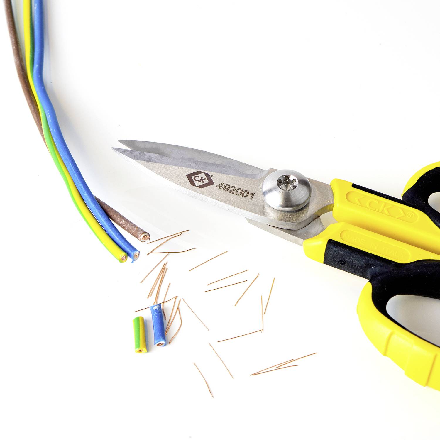 Drahtschneider schneidet bunte Kabel und hinterlässt freiliegende Kupferdrähte.