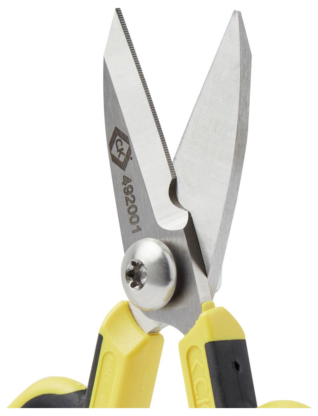 Eine Metallschere mit gelbem und schwarzem Griff, geöffnet und bereit zum Schneiden. Perfekt für handwerkliche Arbeiten und Bastelprojekte.