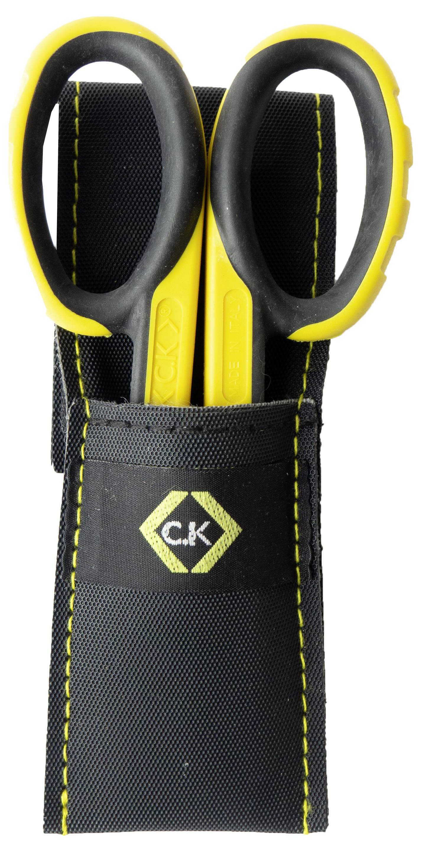 Eine gelbe Schere mit schwarzen Griffen in einer schwarzen Tasche mit gelbem Logo 'C.K', angedeutet für Handwerkszwecke.