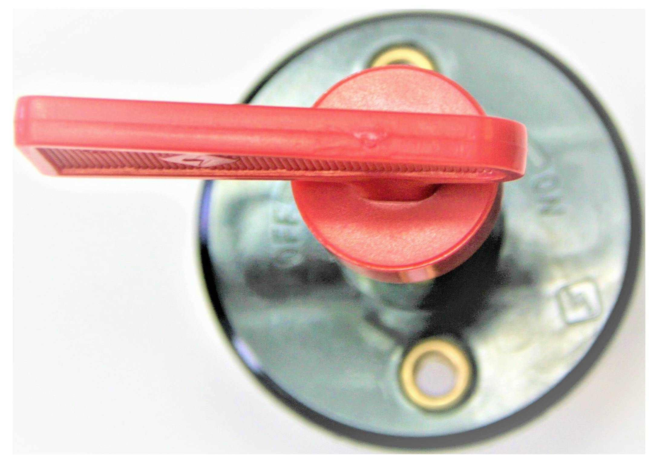 Ein roter Griff-Schalter in der Position „AUS