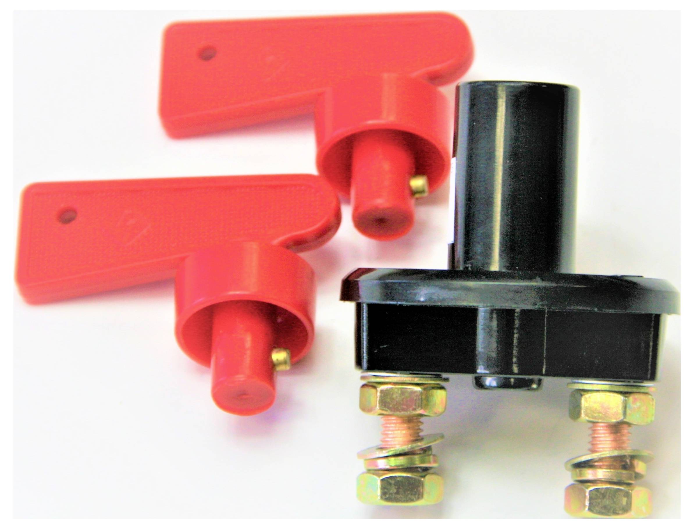 Ein schwarz-roter Batterie-Trennschalter mit zwei roten Sicherheitsschlüsseln, verwendet zur Stromtrennung in Automobil- und Marineanwendungen.