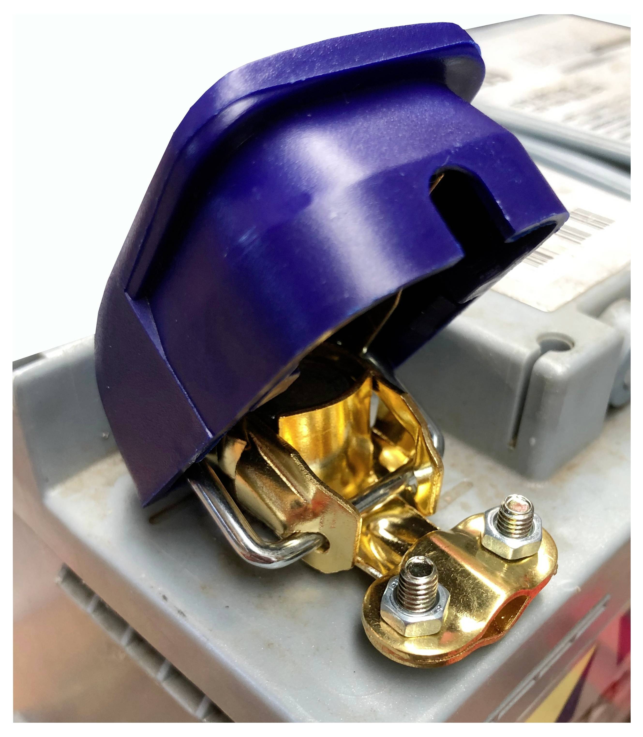 Eine Nahaufnahme eines Autobatteriepols, der mit einer blauen Schutzkappe bedeckt ist, mit sichtbaren Schrauben und Metallverbindern.