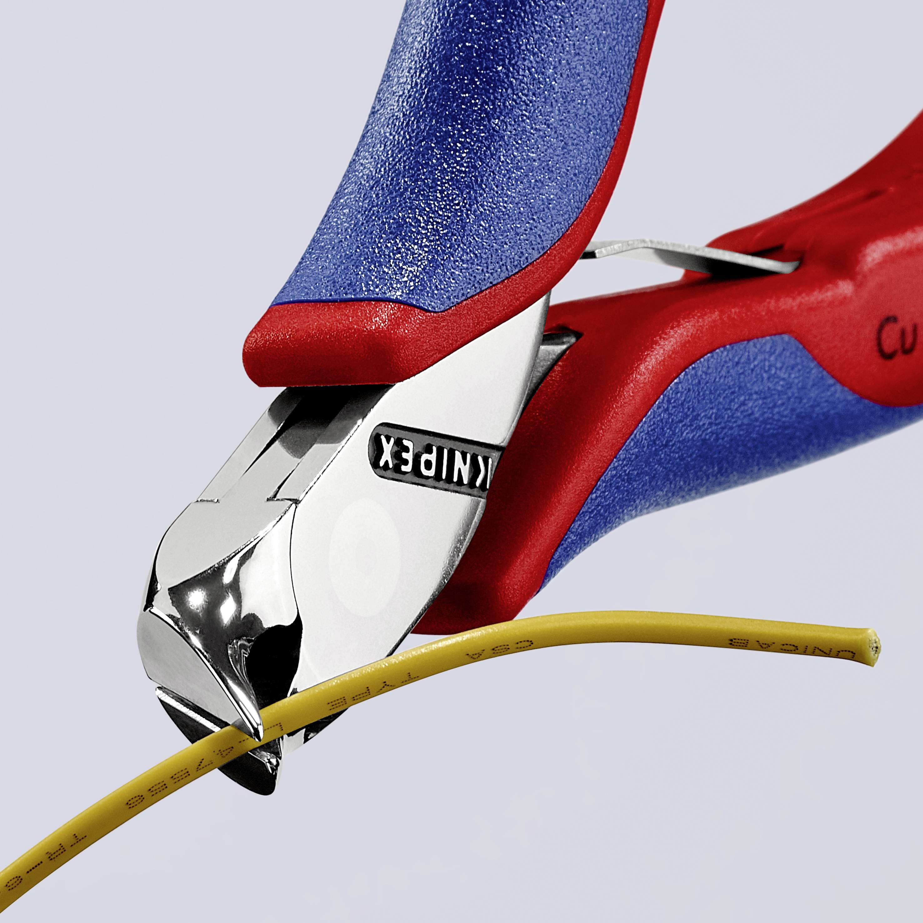 Zange mit blau-rotem Griff schneidet gelbes Kabel. Auf der Zange steht 'KNIPEX'. Fokus auf die Funktion des Kabelschneidens.