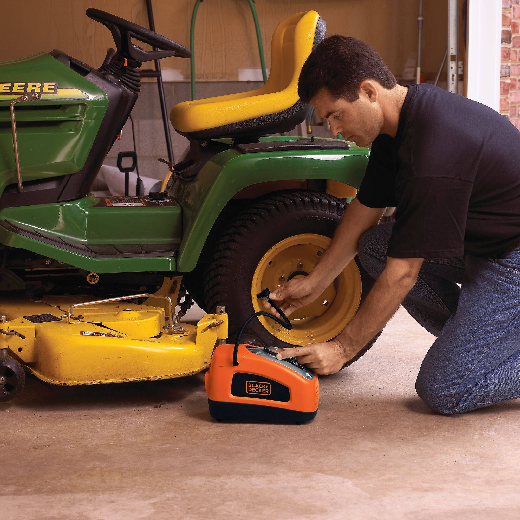 Black & Decker ASI300-XJ Kompressor 11 bar Doppelkopf, Digitales Display, Automatische Abschaltung