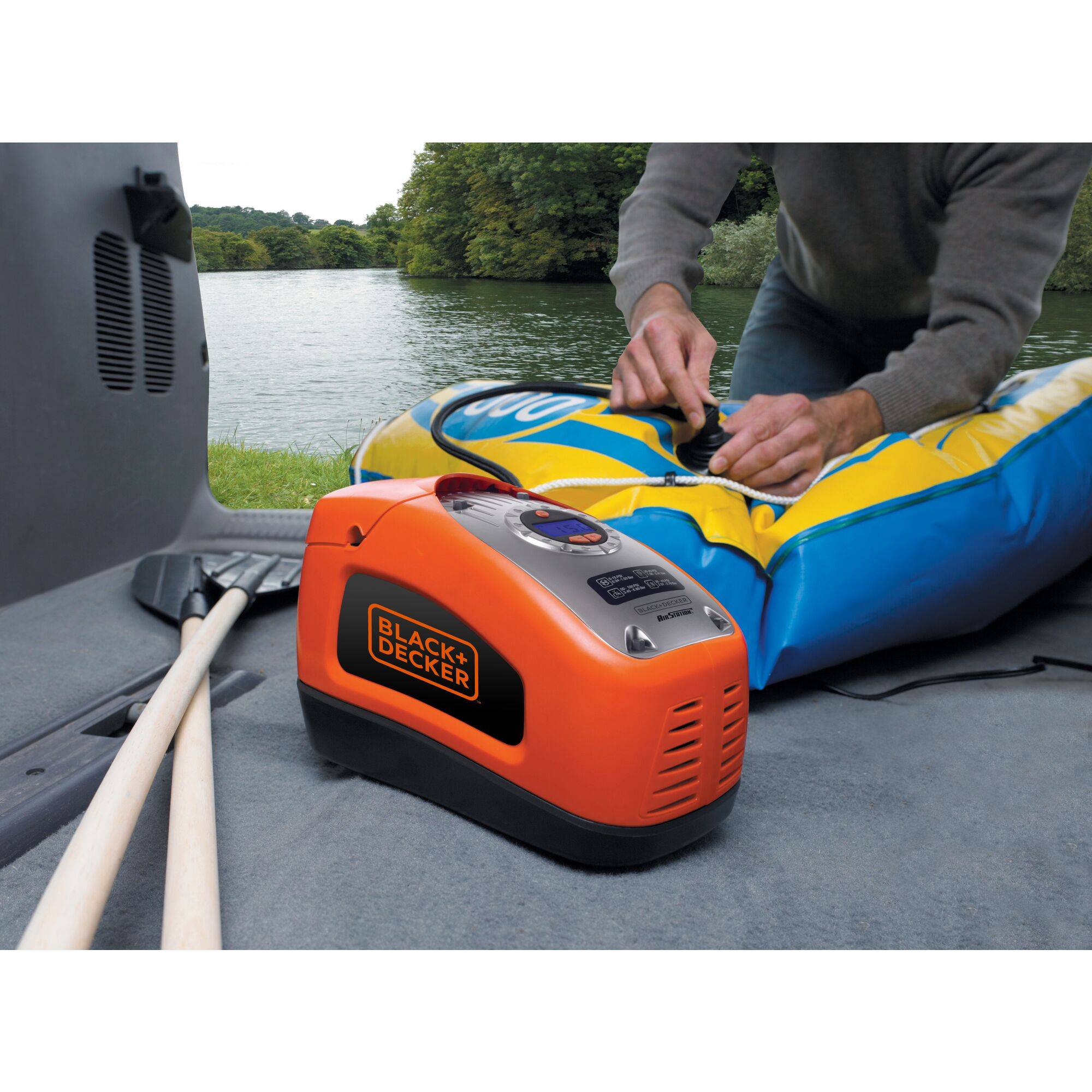 Black & Decker ASI300-XJ Kompressor 11 bar Doppelkopf, Digitales Display, Automatische Abschaltung