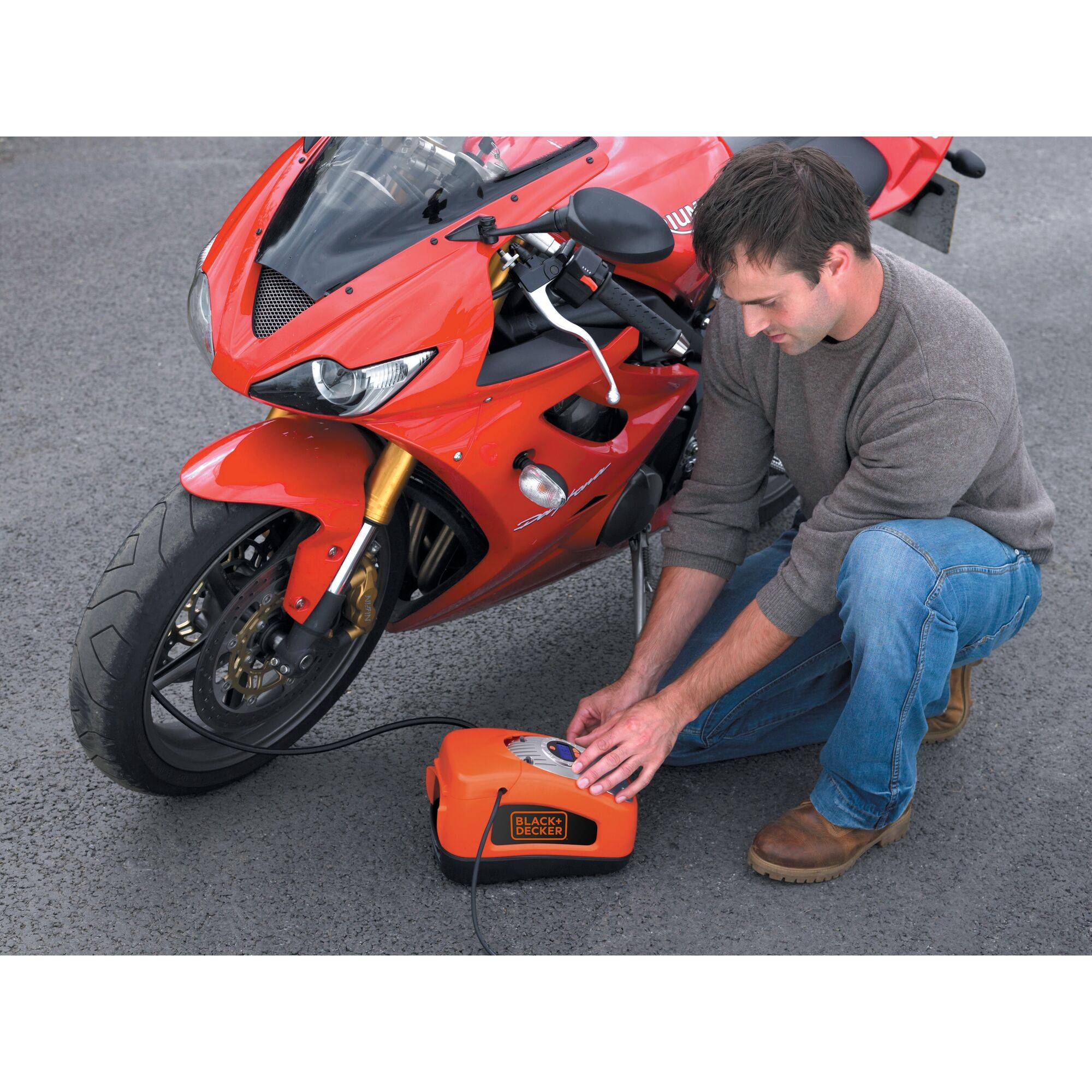 Black & Decker ASI300-XJ Kompressor 11 bar Doppelkopf, Digitales Display, Automatische Abschaltung