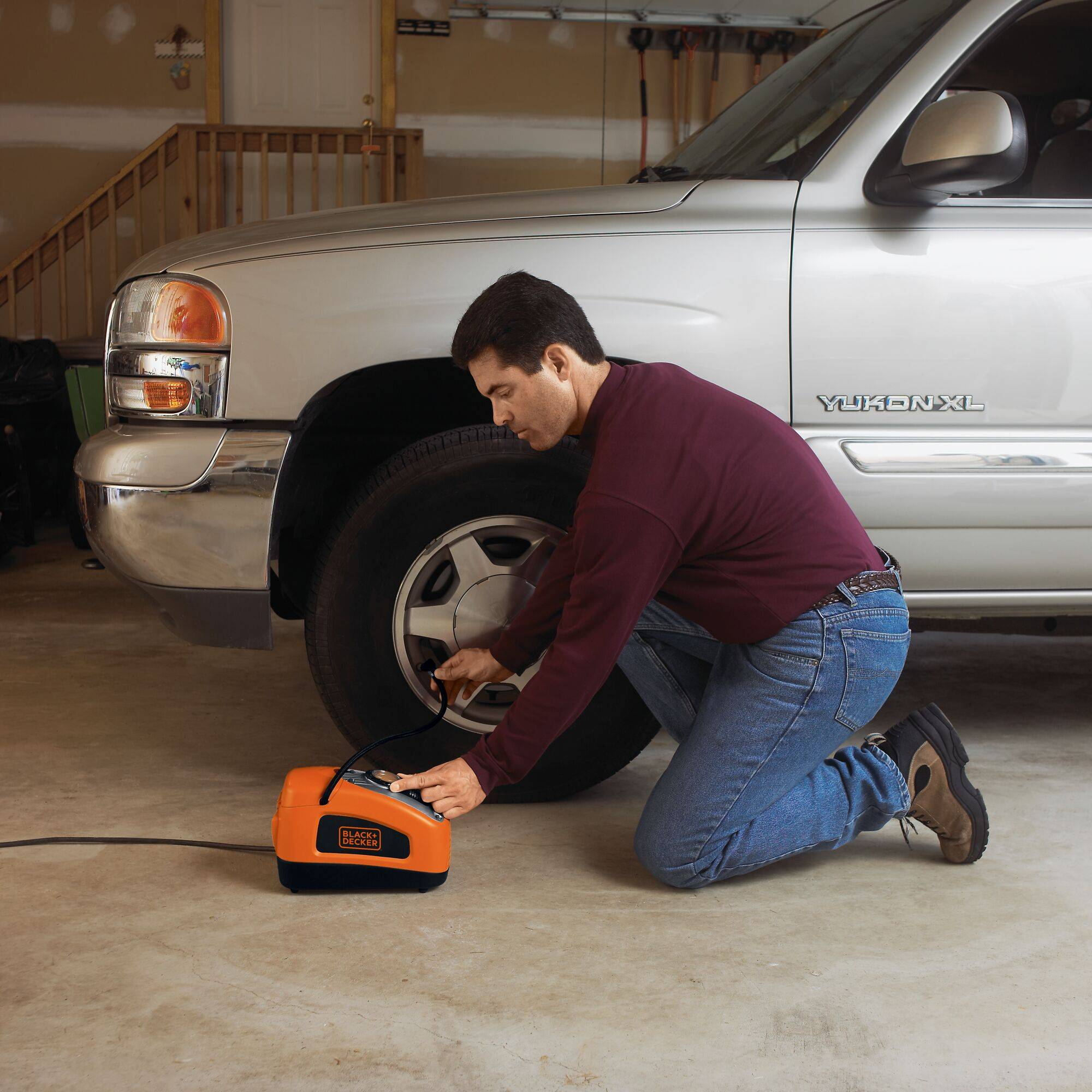 Black & Decker ASI300-XJ Kompressor 11 bar Doppelkopf, Digitales Display, Automatische Abschaltung