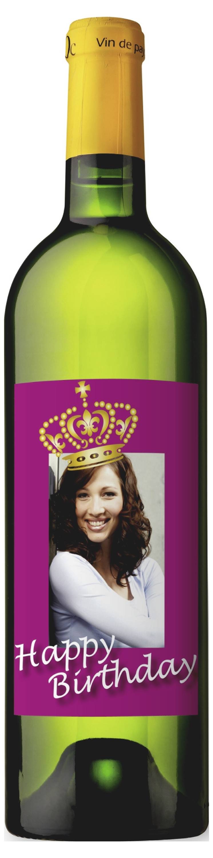Eine Weinflasche mit gelbem Verschluss und violettem Geburtstagsaufkleber mit einer lächelnden Frau und dem Text „Happy Birthday".