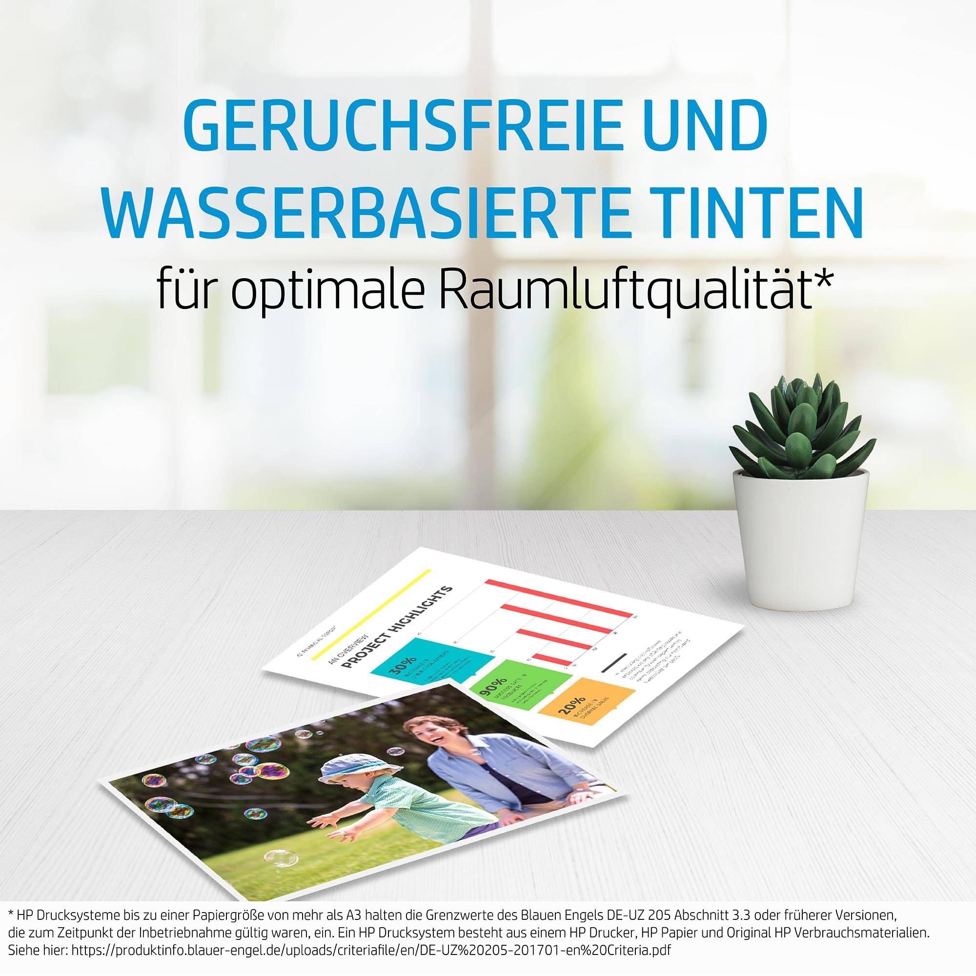 Geruchlose und wasserbasierte Tinten auf einem Tisch, neben Informationen über umweltfreundliche Druckqualität und einem kleinen Kaktus.
