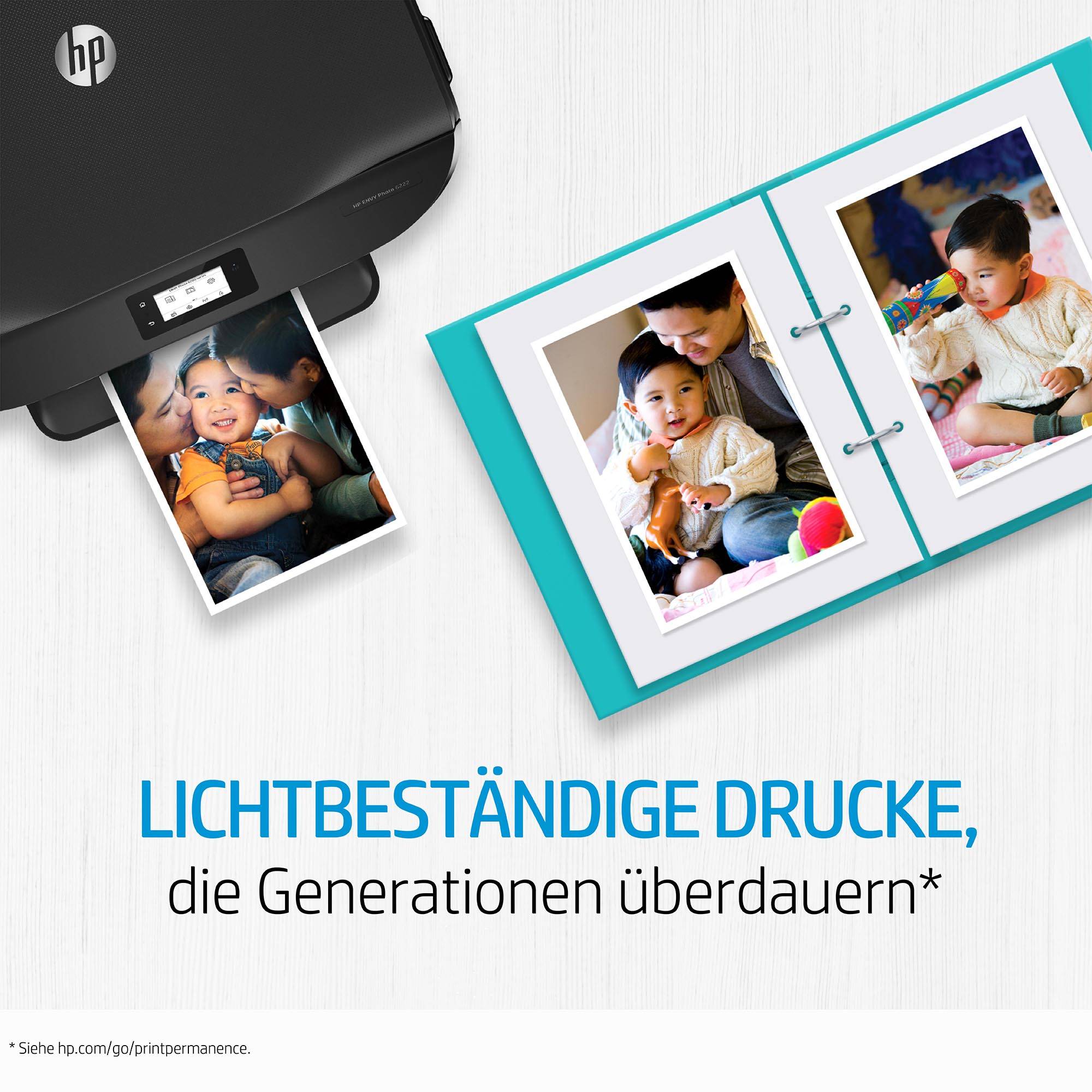 Drucker gibt Foto aus. Daneben ein Album mit Kinderfotos. Text: 'Lichtbeständige Drucke, die Generationen überdauern'.