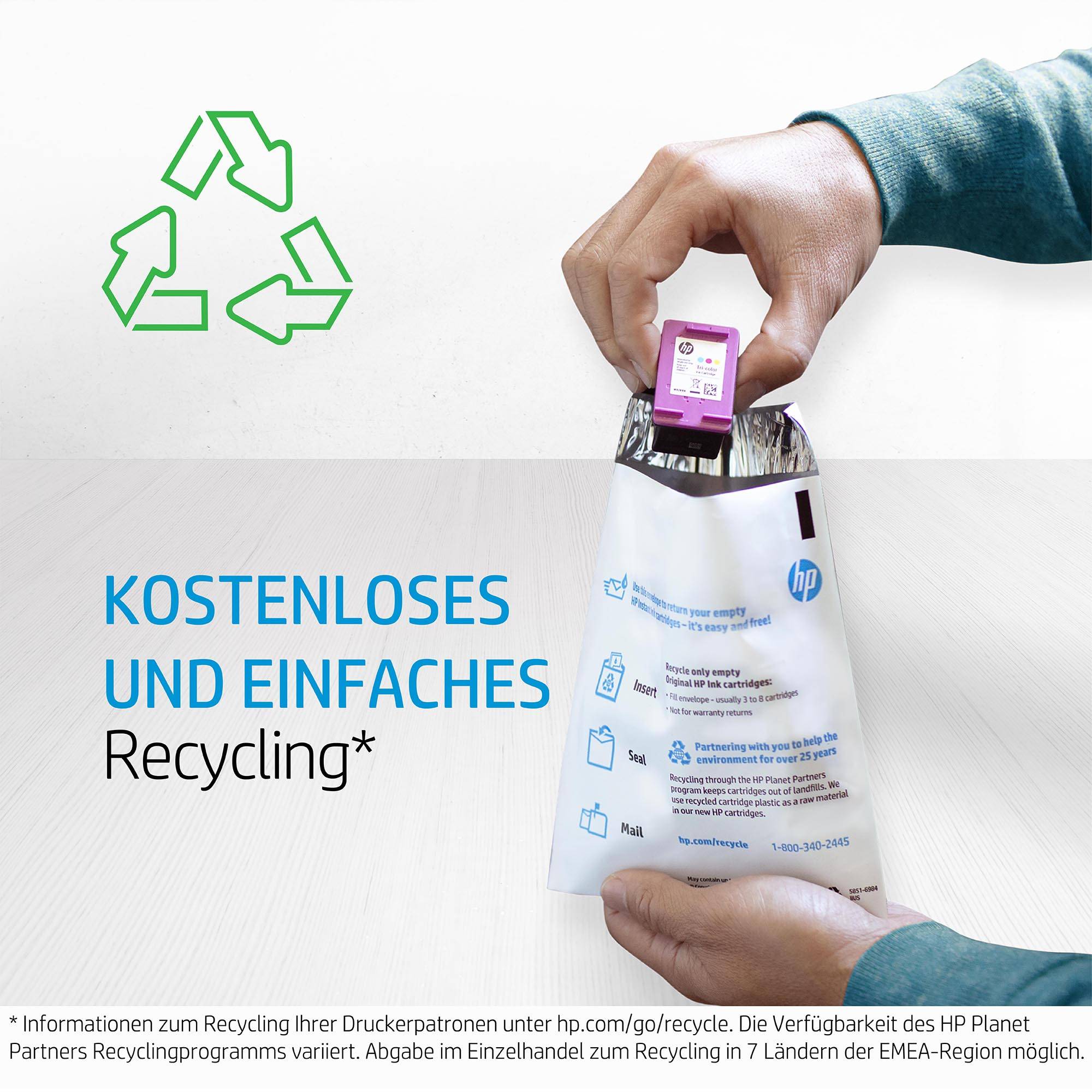 Ein Hand hält eine HP Druckerpatrone in einem Recyclingbeutel. Text auf Beutel: 'Kostenloses und einfaches Recycling'. Recycling-Symbol links oben.