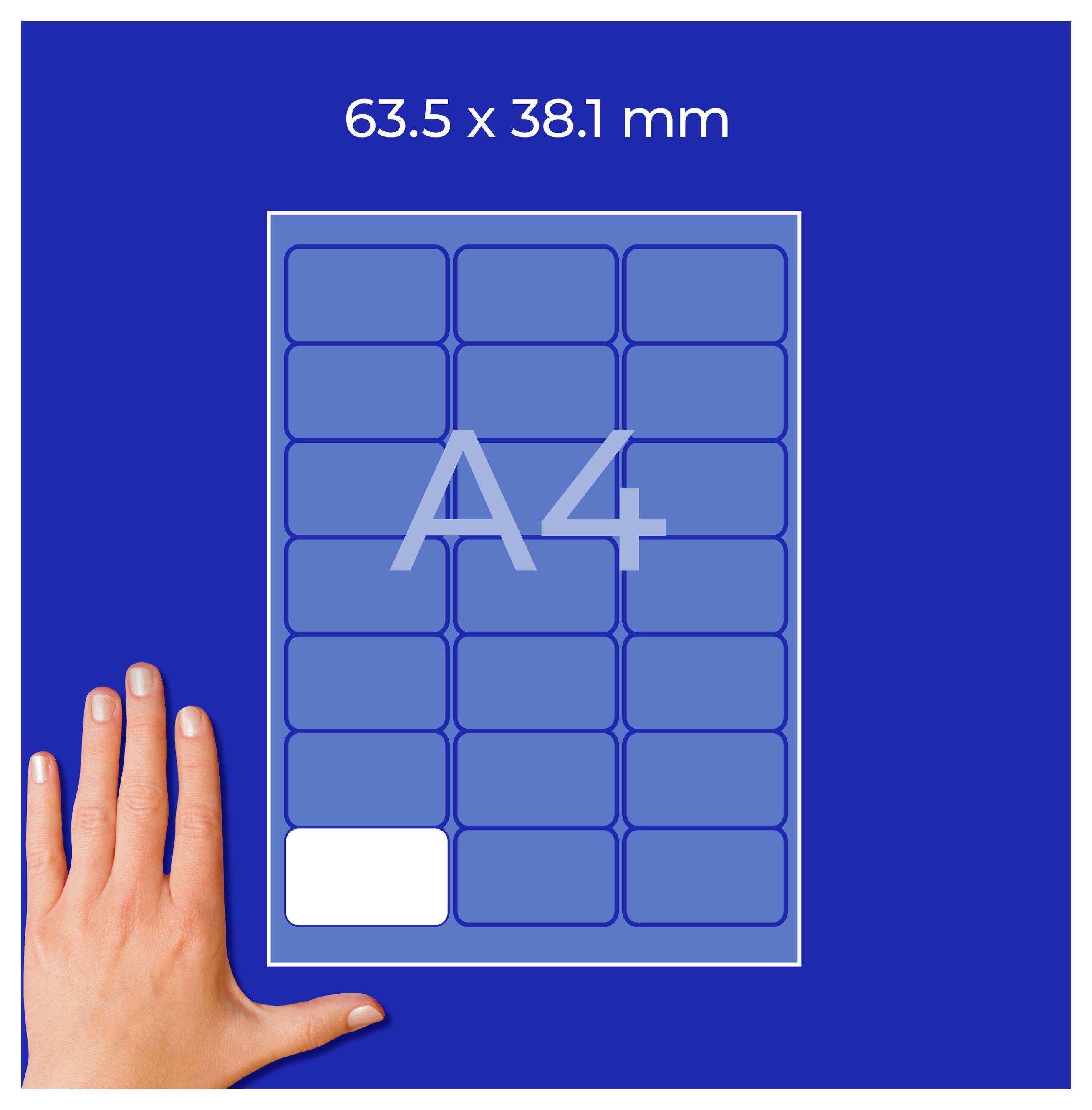 A4-Etikettenvorlage 63,5 × 38,1 mm mit 3×7 Raster; ein Feld unten links ist weiß markiert, daneben eine Hand als Größenvergleich.