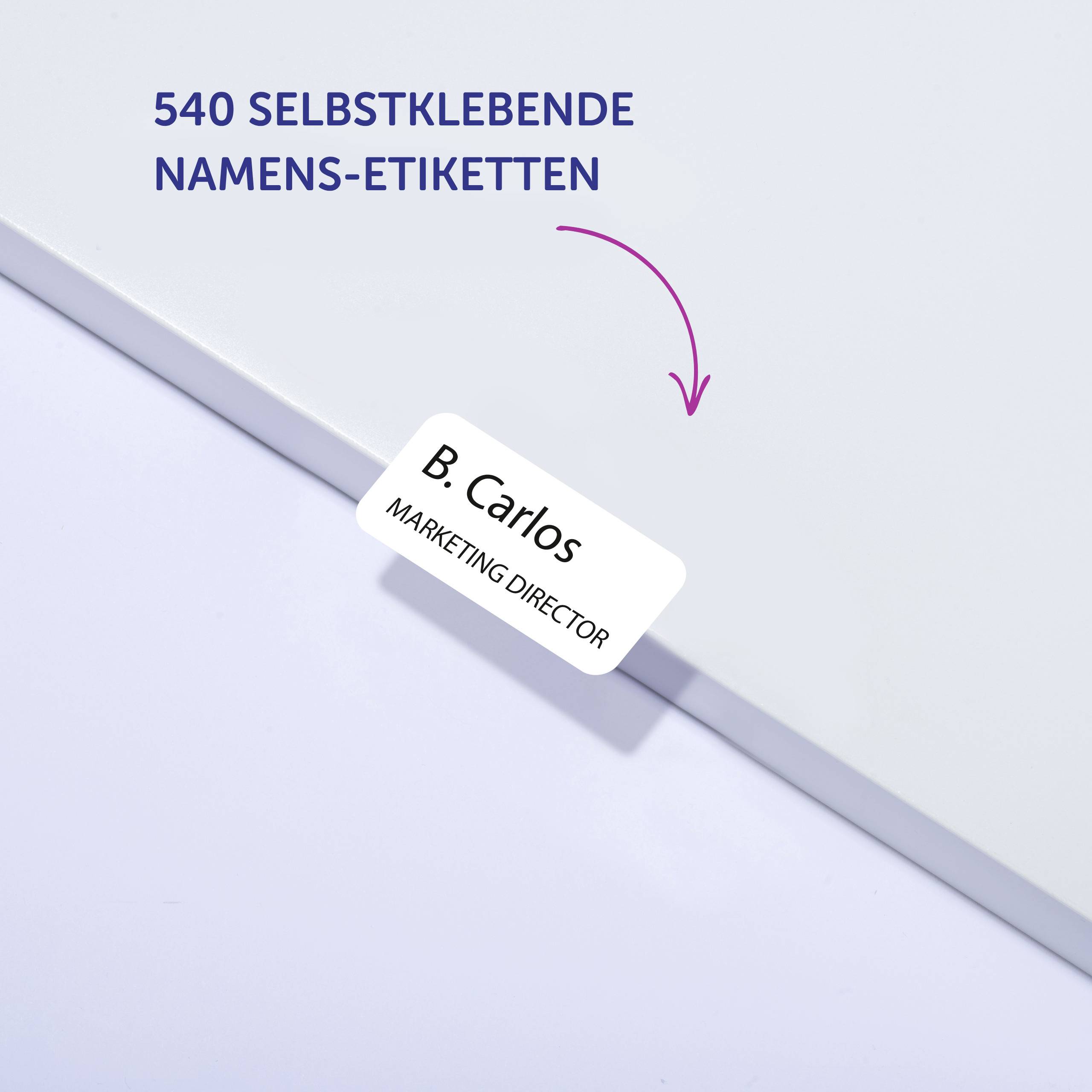 Hand zeigt die Größe eines Etiketts von 63,5 x 29,6 mm auf einem A4-Blatt.