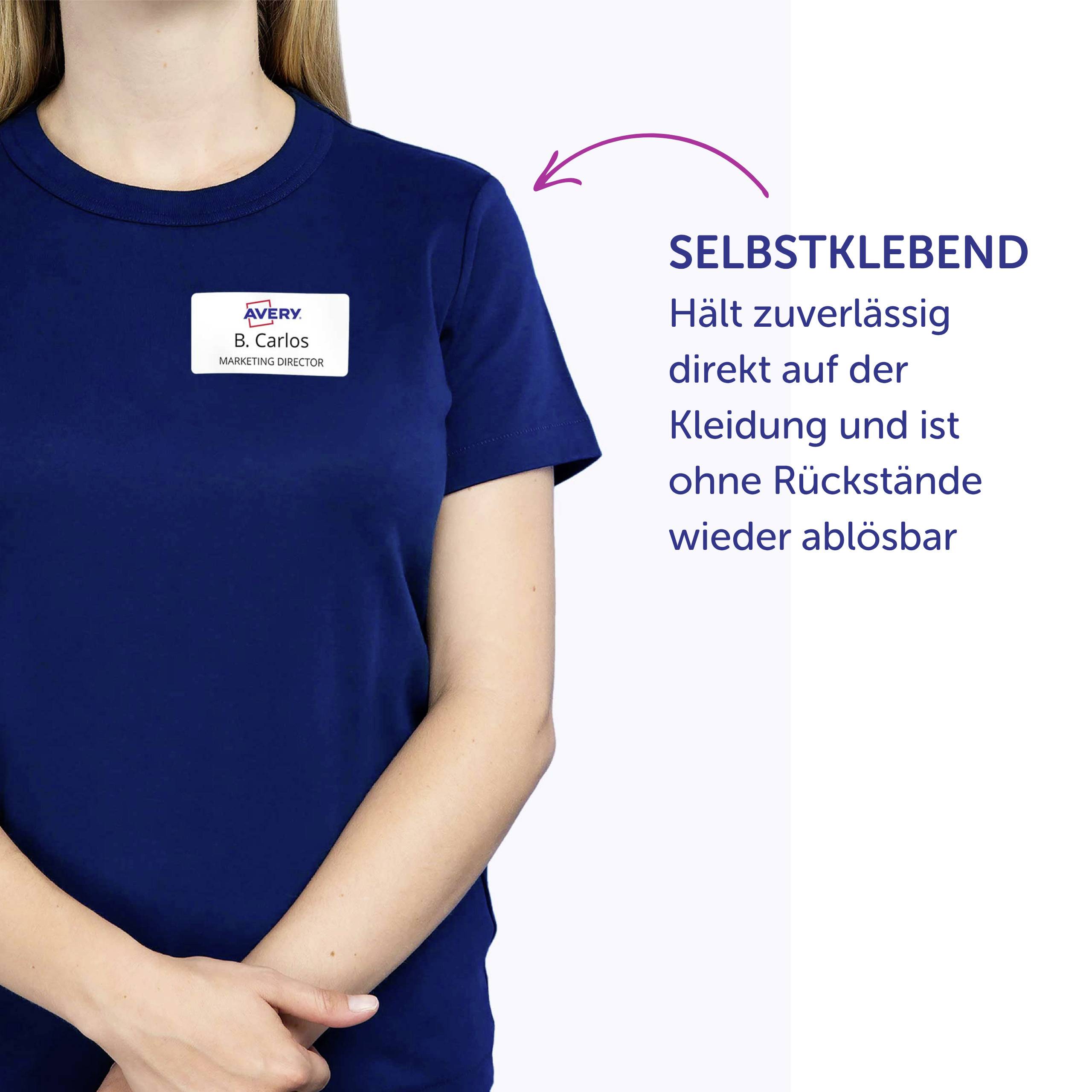 Person hält einen Aufkleber mit der Aufschrift 'Julia Smith Marketing' an einem Kleidungsstück, das rückstandsfrei ablösbar ist.
