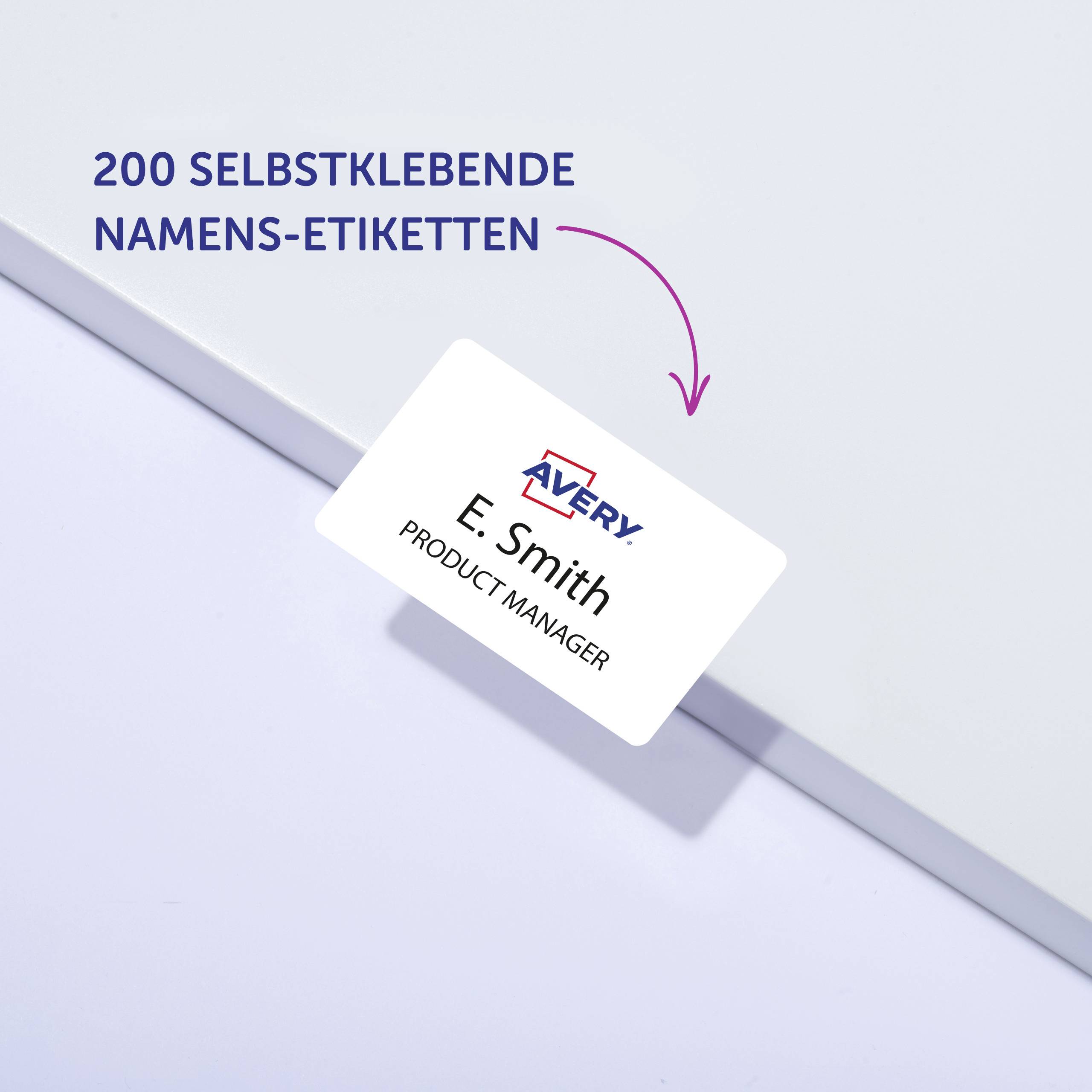 'Größe Etikett / Label size: 80 x 50 mm'. Eine Hand zeigt auf ein leeres, transparentes A4-Blatt mit einem Etikett in der unteren Ecke.