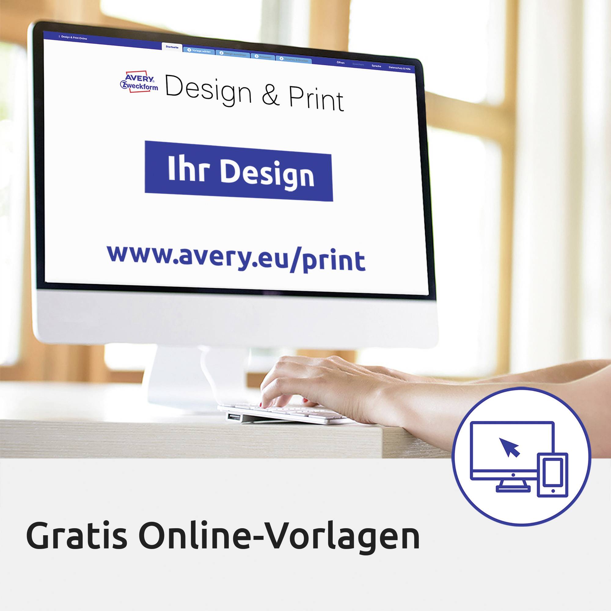 Ein Computerbildschirm zeigt die Webseite 'www.avery.eu/print' für kostenlose Online-Vorlagen. Eine Hand hält eine Maus.