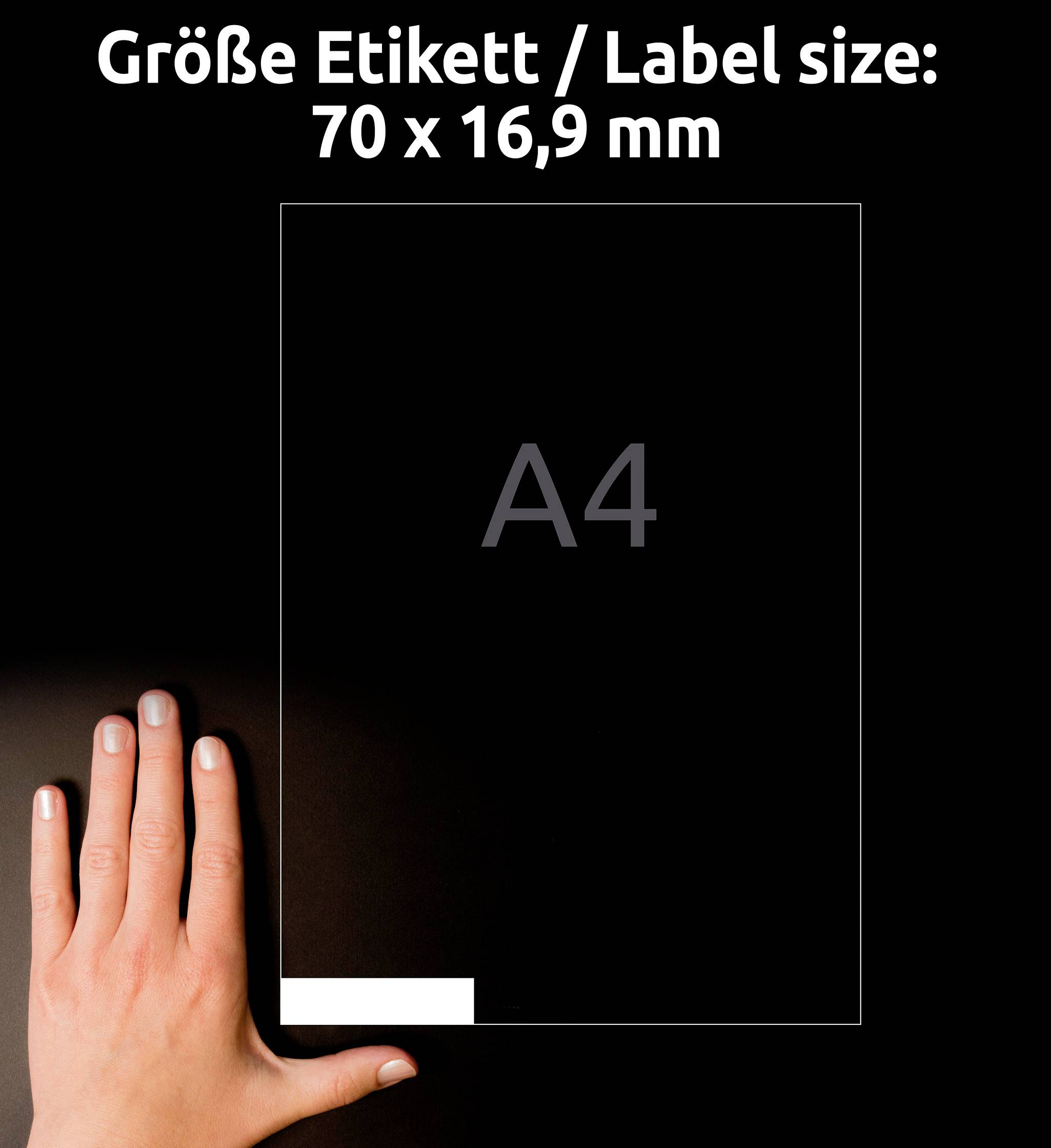 Etikettengröße auf einem A4-Blatt: 70 x 16,9 mm. Eine Hand vergleicht die Etikettengröße mit dem Blatt.