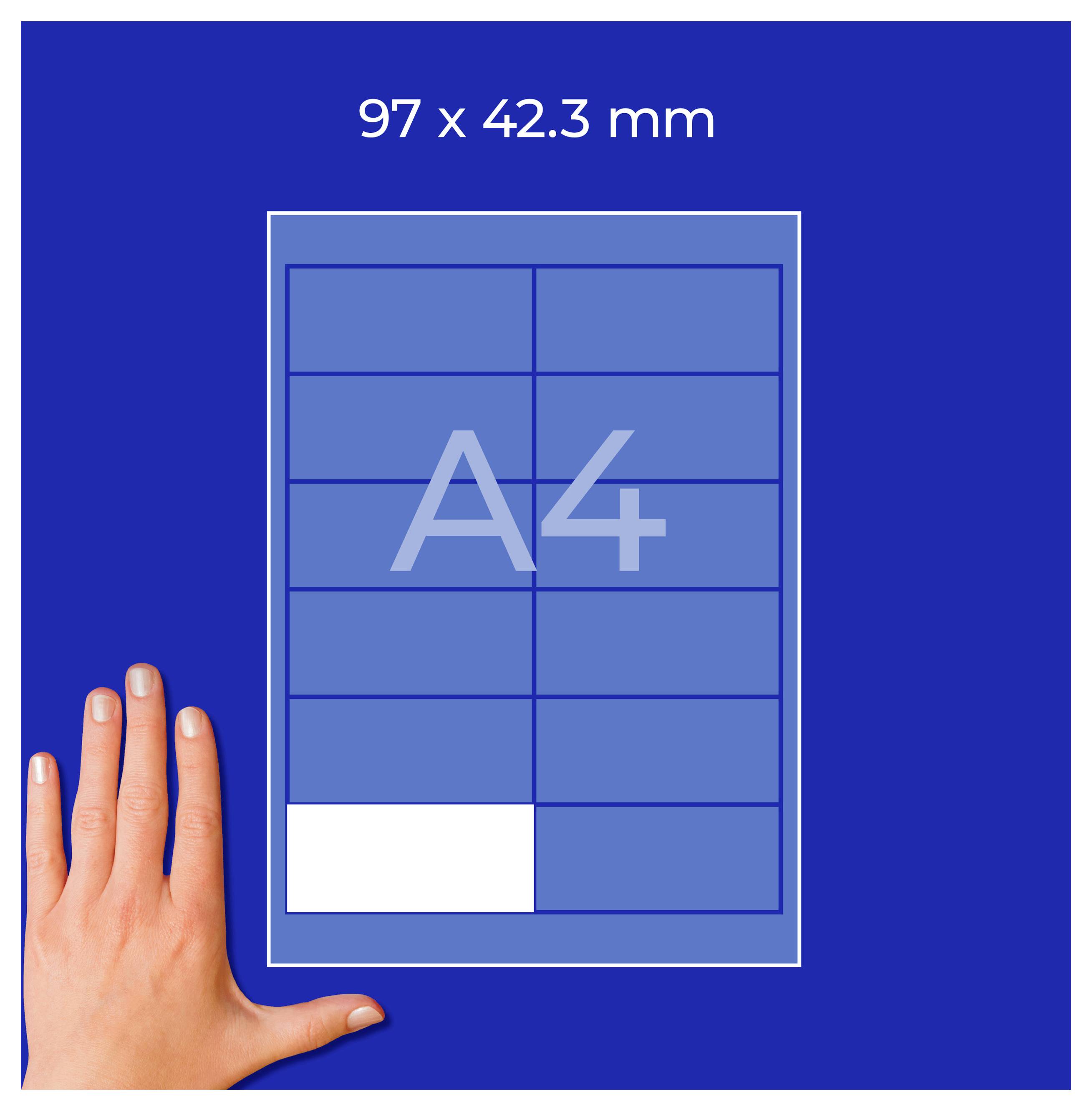 Grafik eines A4-Etiketts mit 97 x 42,3 mm; zwei Spalten und sechs Zeilen, unten links ein weißes Feld. Eine Hand zeigt die Größe.